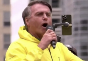 Presidentes brasileiros e suas habilidades em inglês na era da redemocratização Fernando Henrique Cardoso fala inglês fluentemente Bolsonaro admitiu não falar inglês durante comício na Avenida Paulista Proficiência em inglês dos presidentes brasileiros O inglês de Lula melhorou durante seus mandatos presidenciais Formação acadêmica dos presidentes do Brasil desde Collor Presidentes brasileiros que falam outros idiomas além do português FHC é o presidente brasileiro mais multilíngue da história Dilma Rousseff tinha conhecimento básico de inglês Fernando Collor formou-se em Economia pela UFAL Itamar Franco era engenheiro civil formado pela UFJF Michel Temer possuía inglês moderado e formação em Direito Jair Bolsonaro formado pela Academia Militar das Agulhas Negras Lula não possui educação superior formal Presidentes brasileiros que dependiam de intérpretes A importância do inglês nas relações internacionais Episódio de Bolsonaro falando inglês em 2025 Popcorn and ice cream sellers sentenced for coup d'État in Brazil Formação em Direito entre presidentes brasileiros Presidentes brasileiros com doutorado Inglês funcional na presidência brasileira FHC lecionou em Stanford em inglês Itamar Franco não era conhecido por falar inglês Collor falava inglês básico para comunicação simples Dilma usava intérpretes em reuniões internacionais Educação militar na presidência brasileira Línguas estrangeiras na diplomacia brasileira Multilinguismo na política brasileira Bolsonaro reconheceu limitação no inglês como falha na formação Temer tinha vocabulário técnico jurídico em inglês Engenheiros na presidência do Brasil Economistas como presidentes do Brasil Como o inglês impacta a diplomacia presidencial brasileira Presidentes brasileiros que estudaram no exterior Diversidade educacional na presidência brasileira Relação entre educação e habilidades linguísticas dos presidentes Fernando Henrique Cardoso fala francês e espanhol além do inglês Universidades que formaram presidentes brasileiros USP na formação de presidentes brasileiros UFMG na educação de presidentes brasileiros UFRGS na formação educacional de presidentes Unicamp e a formação dos presidentes brasileiros Bolsonaro e a tentativa de falar inglês em público Redemocratização e o perfil educacional dos presidentes Lula desenvolveu inglês funcional sem educação formal Gafes linguísticas de presidentes brasileiros Limitações linguísticas na presidência brasileira Como presidentes brasileiros se comunicam em fóruns internacionais O papel dos intérpretes na presidência brasileira Vídeos de presidentes brasileiros falando inglês Comparativo entre FHC e Bolsonaro no domínio do inglês Dilma Rousseff estudou economia mas não concluiu doutorado Michel Temer professor de direito constitucional Influência da educação na carreira política dos presidentes Lula entende mais inglês do que consegue falar Barreira linguística na presidência brasileira Inglês nas viagens internacionais dos presidentes Formação em economia entre presidentes brasileiros Academia Militar das Agulhas Negras na formação presidencial Frases em inglês ditas por presidentes brasileiros UFAL na formação de Fernando Collor Habilidades linguísticas e diplomacia presidencial Evolução do inglês de Lula ao longo dos mandatos Proficiência em inglês e representação internacional do Brasil O inglês nos discursos presidenciais brasileiros Globalizacão e a necessidade de inglês na presidência Presidentes que falavam apenas português A influência da educação formal no desempenho presidencial Sociologia na formação de Fernando Henrique Cardoso Tendências educacionais entre presidentes brasileiros Presidentes sem diploma universitário Inglês como ferramenta diplomática para presidentes Comício na Avenida Paulista e o inglês de Bolsonaro Comparação linguística entre presidentes do Brasil Doutorado na formação de presidentes brasileiros Inglês técnico na presidência do Brasil Stanford na formação acadêmica de FHC Cambridge e a conexão com presidentes brasileiros Como o nível educacional afeta a comunicação internacional Desafios linguísticos da presidência brasileira Inglês nos bastidores diplomáticos brasileiros Presidentes que aprenderam inglês durante o mandato Inglês não é requisito constitucional para presidentes O inglês nas reuniões do G20 com presidentes brasileiros Presidentes que estudaram inglês formalmente PUC-SP na formação de Michel Temer O impacto da fluência em inglês na imagem internacional Inglês nas reuniões da ONU com presidentes brasileiros Habilidades de comunicação dos presidentes brasileiros Inglês e a capacidade de negociação internacional Formação linguística dos presidentes brasileiros Habilidades em inglês e a era da informação global Educação superior na formação dos presidentes