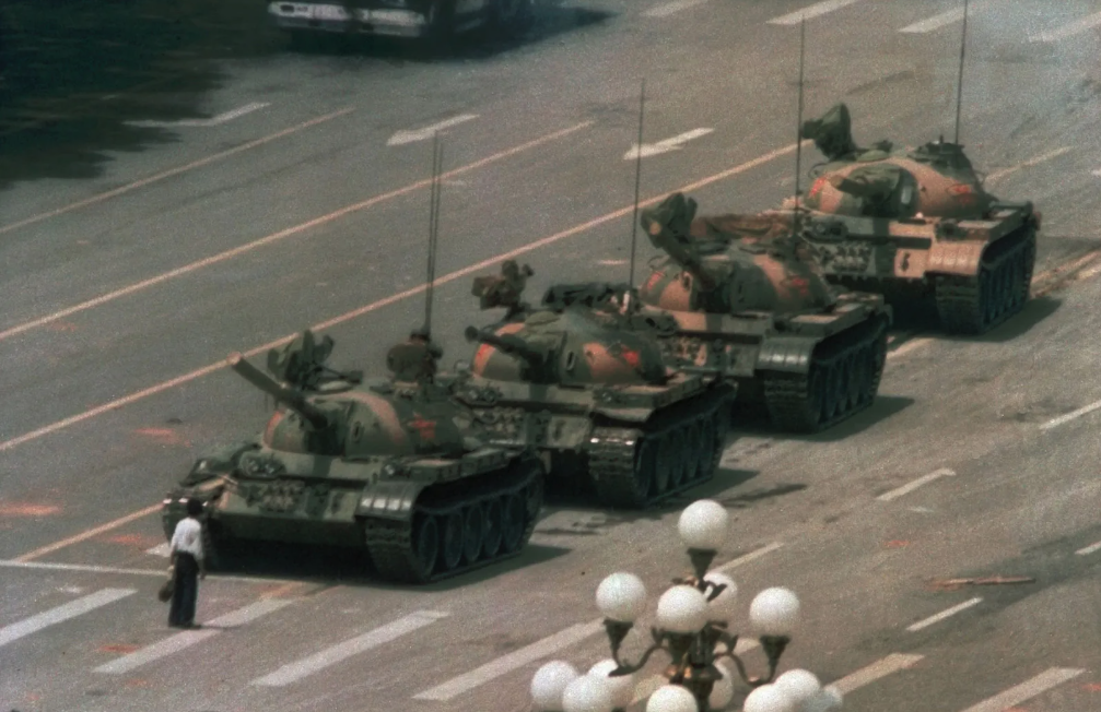 36 anos massacre Tiananmen Praça da Paz Celestial Xi Jinping ditadura China autoritarismo 2025 Janja defende modelo chinês censura prisão Grande Muralha Digital censura internet China Homem do tanque símbolo resistência democracia massacre 4 de junho 1989 estudantes mortos nunca esqueceremos Tiananmen repressão militar ditadura pessoal Xi Jinping poder absoluto censura digital China modelo mais rigoroso mundo Janja tem prisão se não seguir regra Partido Comunista Chinês controle total população sistema crédito social vigilância China Grande Firewall China bloqueio internet WeChat Weibo Baidu substitutos chineses controlados Lula Xi Jinping parceria ideológica perigosa Brasil China relações comerciais R$ 27 bilhões primeira-dama elogia repressão chinesa Brasil modelo autoritário Xi Jinping exportação global censura preventiva China algoritmos inteligência artificial VPN bloqueadas China punição prisão Google Facebook bloqueados China permanentemente manifestantes pró-democracia mortos tanques memorial Tiananmen proibido Hong Kong crédito social China pontuação cidadãos presos por posts redes sociais China família punida crimes digitais parentes religião autorizada Estado China controle massacre estudantes Pequim governo comunista tanks man foto icônica resistência presidência vitalícia Xi Jinping 2018 purgas militares serviços segurança China mais de 1 milhão expulsos partido cult personalidade Xi Jinping novo Mao eliminação oposição interna China controle regional Xi Jinping Cantão poder centralizado versus colegial China campanha anticorrupção pretexto eliminação rivais sistema vigilância facial China reconhecimento facial cidadãos chineses data mining comportamento digital China censura algorítmica tempo real China moderação conteúdo automática China bloqueio sites estrangeiros China plataformas nacionais supervisionadas Estado entrega dados usuários governo China monitoramento conversas privadas WeChat sistema denúncia digital China prisão comentários críticos governo campos reeducação dissidentes China desaparecimento ativistas direitos humanos Hong Kong lei segurança nacional fim liberdades básicas Hong Kong exportação autoritarismo digital global Uganda Tanzânia consultam China segurança equipamentos vigilância chineses países conferências internet China 36 países Brasil importação modelo chinês perigoso Lula admira ditaduras históricas quarta visita Lula China 2025 acordos cooperação Brasil China maio investimentos chineses Brasil US$ 73 bilhões comércio bilateral Brasil China recorde China maior parceiro comercial Brasil dependência econômica Brasil China crescente alinhamento geopolítico Brasil China confronto ordem internacional americana defesa posições chinesas Taiwan Ucrânia ruptura diplomacia equilibrada Brasil Janja quebra protocolo diplomático Beijing constrangimento comitiva brasileira China questionamento algoritmos TikTok Xi Jinping pedido consultoria Xi regulação redes oferecimento censura chinesa Brasil Janja por que difícil falar aqui não questão liberdade expressão Janja prisão quem não seguir regra modelo regulação inclui censura prisão crianças 11 anos horário específico China proibição redes sociais menores China elogio sistema vigilância chinês Janja solução problemas redes Brasil China admiração modelo repressão Janja pedrada fiscalização gastos Janja equipe informal 12 pessoas Janja viagens internacionais custos Janja defesa censura prévia Brasil silenciamento vozes oposição Brasil ambiente autocensura medo punições Alexandre Moraes bloqueios plataformas multa R$ 50 mil uso VPN Brasil Telegram X Rumble censurados Brasil Marco Civil Internet versus modelo chinês neutralidade rede versus controle estatal STF julgamento regulação redes sociais artigo 19 Marco Civil discussão responsabilidade plataformas conteúdo Brasil projeto lei fake news tramitação big techs Meta Google regulação liberdade expressão direito fundamental democracia versus autoritarismo digital proteção dados versus vigilância estatal criptomoedas proibidas China Brasil risco exchanges fechamento compulsório China yuan digital DCEP controle Estado transações monitoradas Banco Central China real digital substituição criptomoedas confisco fundos usuários China prisão executivos crimes digitais CEO exchange brasileiro alerta vermelho setor crypto ameaçado modelo chinês vigilância financeira total China liberdade nunca está garantida defesa ativa contra autoritarismo Tiananmen lição democrática Brasil memória massacre inspiração resistência coragem individual versus tanques poder