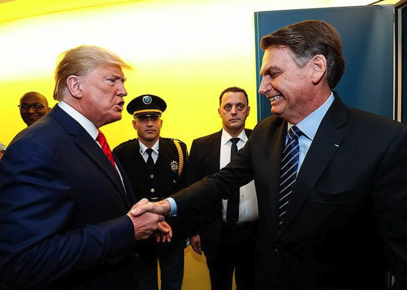 Bolsonaro tornozeleira eletrônica operação Polícia Federal hoje STF determina tornozeleira eletrônica para Bolsonaro após operação PF Ex-presidente Bolsonaro alvo de mandado de busca e apreensão Bolsonaro proibido de usar redes sociais por decisão do STF Operação da PF contra Bolsonaro em Brasília nesta sexta-feira Alexandre de Moraes ordena tornozeleira eletrônica para Bolsonaro Bolsonaro deve permanecer em casa entre 19h e 7h da manhã PF cumpre mandados na casa de Bolsonaro e sede do PL STF reconhece risco de fuga de Bolsonaro para os Estados Unidos Bolsonaro proibido de se comunicar com embaixadores estrangeiros Fim da direita brasileira com prisão de Bolsonaro Sucessores de Bolsonaro para eleições 2026 no Brasil Tarcísio de Freitas candidato da direita para presidente 2026 Michelle Bolsonaro possível candidata presidencial 2026 Romeu Zema governador Minas Gerais candidato direita 2026 Retaliação política contra direita brasileira pelo STF Perseguição judicial sistemática contra políticos de direita Lula governo do imposto com alta rejeição popular Crise do lulismo e queda de popularidade de Lula Terceira via política ganha força no Brasil 2026 Eleições presidenciais 2026 sem Bolsonaro candidatos direita Direita brasileira se reorganiza após inelegibilidade Bolsonaro Tornozeleira eletrônica Bolsonaro medida cautelar STF Operação Polícia Federal Bolsonaro investigação golpe Estado Bolsonaro impedido acessar redes sociais Instagram Twitter Casa de Bolsonaro alvo de busca apreensão PF Partido Liberal PL sob investigação Supremo Tribunal Federal Bolsonaro recolhimento domiciliar noturno por ordem judicial STF impõe restrições inéditas a ex-presidente brasileiro Bolsonaro proibido aproximar embaixadas diplomatas estrangeiros Eduardo Bolsonaro Estados Unidos denúncia perseguição política Trump tarifas Brasil defesa Bolsonaro retaliação STF Antiamericanismo Lula resposta tarifas Donald Trump Governo Lula rejeição 41% pior avaliação história IOF aumento derrubado Congresso derrota governo Lula Lula usa crise externa desviar atenção problemas internos Polarização política Brasil fim era Lula Bolsonaro Renovação política brasileira nova geração líderes moderados Candidatos centro-direita eleições 2026 Tarcísio Zema Sergio Moro União Brasil candidato presidencial 2026 Ratinho Junior Paraná PSD possível candidato presidente Tereza Cristina senadora agronegócio candidata direita 2026 Ronaldo Caiado Goiás União Brasil pré-candidato presidente Gusttavo Lima cantor possível candidatura política 2026 Pablo Marçal PRTB candidato outsider direita brasileira Flávio Bolsonaro senador sucessão pai eleições 2026 Carlos Bolsonaro vereador Rio Janeiro família política Centrão partidos vitória eleições municipais 2024 Brasil PSD MDB PP União Brasil Republicanos poder municipal Eleitorado bolsonarista migração novos candidatos direita Pesquisas eleitorais 2026 Lula versus candidatos direita Michelle Bolsonaro vence Lula segundo turno pesquisas Tarcísio Freitas lidera intenções voto direita 2026 Datafolha Quaest AtlasIntel pesquisas eleitorais presidenciais Instituto Democracia sucessores Bolsonaro liderança direita Paraná Pesquisas cenários eleitorais 2026 candidatos Aprovação Lula menor história mandatos petista Rejeição governo Lula inflação desemprego carga tributária Brasil terceira via oportunidade histórica superação polarização Moderação política pragmatismo governabilidade institucional Competência técnica liderança renovação geracional política Agronegócio setor produtivo apoio candidatos direita Evangélicos eleitorado conservador Michelle Bolsonaro apelo Nordeste região tradicional esquerda avanço direita São Paulo Tarcísio Freitas base eleitoral nacional Minas Gerais Romeu Zema liberal economia Novo Goiás Ronaldo Caiado melhor governador avaliado país Paraná Ratinho Junior PSD articulação política Centrão Inelegibilidade Bolsonaro TSE decisão 2030 impedimento Lei Ficha Limpa redução prazo inelegibilidade proposta Anistia política Bolsonaro pressão internacional Trump Golpe Estado investigação PGR denúncia Bolsonaro Tentativa assassinato Lula Alckmin Moraes plano criminoso Mauro Cid delação premiada ex-ajudante ordens Bolsonaro Operação Tempus Veritatis investigação tentativa golpe Inquérito fake news STF Alexandre Moraes ADPF favelas Rio Janeiro Cláudio Castro operações policiais Câmeras corporais Polícia Militar São Paulo STF Consulta prévia povos indígenas Romeu Zema decreto Ativismo judicial STF governadores direita medidas Sanções Estados Unidos Alexandre Moraes soberania Brasil Marco Rubio secretário Estado ameaças ministro STF Eduardo Bolsonaro licença mandato deputado federal Congresso americano audiência denúncia perseguição Brasil Interferência externa política brasileira Trump Bolsonaro Nacionalismo patriotismo Lula resposta pressão americana Soberania nacional defesa instituições democráticas brasileiras Reciprocidade econômica ameaça Lula tarifas Trump Redes sociais Trump apoio Lula mensagens internautas Carta devolvida Lula Trump dignidade nacional Brasil dos brasileiros declaração Lula independência Arcabouço fiscal meta governo tentativa aumento IOF Congresso Nacional derrota Planalto decisão IOF Câmara Deputados projetos limitação poderes STF Partidos centro-direita ação STF validação decreto PSDB Solidariedade Progressistas União Brasil ação judicial Republicanos Podemos Avante constitucionalidade decisão Congresso Estabilidade econômica crédito população impacto IOF Queda braço Planalto Congresso tensão poderes Reforma ministerial Lula ampliação base apoio Articulação política governabilidade sustentação parlamentar Oposição direita estratégia eleitoral 2026 unificação Consenso candidatura direita evitar dispersão votos Sucessão Bolsonaro disputa interna campo conservador Herança eleitoral bolsonarismo divisão lideranças emergentes