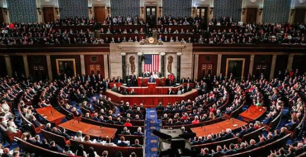 Congresso americano aprova pacote fiscal de Trump de 4,5 trilhões de dólares One Big Beautiful Bill foi aprovado por 218 votos contra 214 na Câmara Pacote estende cortes de impostos do primeiro mandato de Trump até 2035 Eliminação de impostos sobre gorjetas para trabalhadores americanos Fim da tributação sobre horas extras em todo território americano Cortes significativos no programa Medicaid afetando 12 milhões de pessoas Aumento dos gastos com defesa militar e controle de fronteiras Eliminação dos incentivos fiscais para energia renovável e carros elétricos Dívida americana pode crescer 3,3 trilhões de dólares na próxima década Trump assina lei no Dia da Independência americana como prometido Projeto de quase 900 páginas aprovado após intensas negociações Senado aprovou medida por margem mínima com voto de desempate de JD Vance Democratas criticam transferência de riqueza dos pobres para os ricos Famílias de baixa renda perdem em média 1600 dólares com os cortes Famílias ricas ganham em média 12 mil dólares com benefícios fiscais Fim de programas sociais para financiar cortes de impostos empresariais Elon Musk critica pacote como abominação nojenta e repugnante Bilionário rompe publicamente com Trump após saída do governo Musk acusa Trump de estar nos arquivos de Jeffrey Epstein Tesla perde 152 bilhões de dólares em valor de mercado durante briga Elon Musk ameaça descomissionar programa Dragon da SpaceX Bilionário questiona criação de novo partido político americano Trump ameaça deportar Elon Musk dos Estados Unidos Presidente considera cancelar contratos governamentais com empresas de Musk DOGE pode investigar subsídios recebidos pelas empresas do bilionário Musk gastou 250 milhões de dólares para eleger Trump em 2024 Relacionamento entre Trump e Musk azeda após apenas cinco meses Bromance histórico termina em guerra pública nas redes sociais Musk apoia impeachment de Trump e sucessão por JD Vance Bilionário se arrepende de algumas postagens contra Trump Steve Bannon defende investigação de processo de imigração de Musk SpaceX é única empresa capaz de transportar carga da Estação Espacial Governo americano dependente da tecnologia espacial de Musk Tesla enfrenta boicote nos Estados Unidos e Europa Vendas da Tesla caem 49% na Europa nos primeiros meses do ano Ações da Tesla despencam 14% durante briga pública com Trump Patrimônio líquido de Musk perde 34 bilhões de dólares em um dia Musk considera voltar foco para suas empresas privadas Departamento de Eficiência Governamental encerra atividades sem Musk DOGE economizou 175 bilhões de dólares em gastos federais Meta original de cortar 1 trilhão de dólares não foi atingida Musk demitiu milhares de funcionários públicos federais Cortes em assistência internacional ameaçam milhões de vidas Fim da USAID coloca em risco programas humanitários globais Republicanos ficam divididos sobre conflito Trump versus Musk Democratas observam briga com diversão e pipoca nas mãos Mercado financeiro reage negativamente à instabilidade política Dólar pode se fortalecer com redução de gastos públicos americanos Bitcoin pode perder valor se inflação do dólar for controlada Criptomoedas sofrem com aversão ao risco durante crise política Trump acelera regulamentação favorável às criptomoedas americanas Presidente quer tornar EUA capital mundial dos ativos digitais David Sacks nomeado czar de inteligência artificial e criptomoedas Stablecoins podem ganhar marco regulatório específico nos EUA Reserva nacional de Bitcoin pode ser criada pelo governo Trump Governo americano possui 20 bilhões de dólares em Bitcoin confiscados Trumpcoin atinge 10 bilhões de dólares em valor de mercado Melania Trump lança própria criptomoeda valorizada em 800% XRP dispara 15% com expectativas de regulação favorável Solana sobe 7,5% antes da posse presidencial de Trump USDC pode integrar reservas estratégicas americanas de criptomoedas Baile Cripto marca início das comemorações da posse presidencial Ingressos custam entre 2,5 mil e 1 milhão de dólares Setor de criptomoedas espera ordens executivas favoráveis SEC e CFTC devem colaborar em nova estrutura regulatória Fim de processos judiciais contra exchanges de criptomoedas Binance e Ripple podem se beneficiar de nova política governamental Mining de Bitcoin pode ser incentivado em território americano CBDC rejeitada explicitamente pelo governo Trump PayPal cofundador assume cargo estratégico no governo Blockchain Association otimista com nova liderança governamental Clareza regulatória pode atrair investimentos institucionais massivos BlackRock já lançou ETFs de Bitcoin e Ethereum no mercado BNY trabalha para expandir custódia de ativos digitais Cantor Fitzgerald planeja financiamentos baseados em Bitcoin Correlação entre Bitcoin e Nasdaq cai para menores níveis Ether mantém correlação alta de 66% com índices americanos Mercado cripto pode atingir pico no segundo semestre de 2025 Investidores esperam continuidade do bull run das criptomoedas Guerra comercial com China pode afetar cadeias produtivas de Musk Tarifas de Trump impactam componentes da Tesla fabricados na China Inflação pode subir com tarifas comerciais protecionistas Economistas preveem possível recessão com políticas comerciais agressivas Europa rejeita políticas de extrema direita apoiadas por Musk AfD alemã perde apoio após associação com bilionário americano Alemanha e França reduzem compras de veículos Tesla Chanceler alemão Friedrich Merz visita Trump durante crise com Musk Pentágono suspende medidas implementadas por Musk no governo Questionários semanais de produtividade são eliminados Decisões judiciais revertem várias iniciativas do DOGE Musk usava bonés duplos e levava filho para reuniões governamentais Saudação controversa no dia da posse gera polêmica internacional Episódios constrangedores mancham imagem pública do bilionário Investidores da Tesla questionam liderança errática de Musk Conselho da Tesla pode considerar substituição do CEO Status de culto protege Musk de demissão tradicional Comportamento escandaloso se torna insustentável para empresa Mito do gênio inovador pode se desfazer rapidamente Múltiplas empresas dividem atenção e tempo de Musk SpaceX mais avançada que própria NASA americana Dependência governamental de tecnologia privada preocupa especialistas Starlink pode ser descontinuado da Casa Branca Tesla vermelha pode ser removida de propriedades governamentais Contratos espaciais essenciais mantêm Musk relevante politicamente Futuro das missões espaciais depende de reconciliação política Wall Street observa atentamente desenrolar do conflito Próximas eleições de 2026 podem ser influenciadas pela briga Financiamento de candidatos republicanos por Musk em dúvida America PAC criado por Musk pode mudar estratégia política Sorteio de 1 milhão de dólares na Pensilvânia marca campanha passada