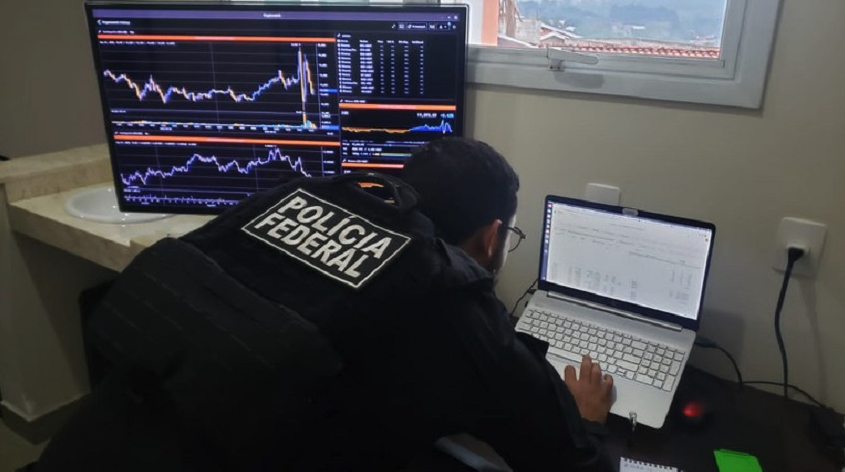 Cartéis colombianos e mexicanos utilizam criptomoedas para lavar dinheiro do narcotráfico e outras atividades criminosas. Grupos armados como as dissidências das FARC diversificaram suas fontes de financiamento, incluindo operações com ativos digitais. O Estado Mayor Central das FARC fortaleceu sua presença em departamentos estratégicos como Cauca, Putumayo e Nariño, controlando rotas de narcotráfico. Plataformas P2P sem verificação KYC são o método preferido por criminosos para trocar criptomoedas por moeda fiduciária. Os recentes atentados na Colômbia demonstram a sofisticação e capacidade operacional dos grupos armados ilegais. Exchanges de criptomoedas sem KYC facilitam transações anônimas que podem financiar atividades terroristas. A técnica de "smurfing" ou atomização divide o dinheiro ilícito em pequenas quantias distribuídas em múltiplas contas. A Colômbia e o Brasil lideram o ranking de transações financeiras ilícitas com criptomoedas na América Latina. A Lei 14.478/22 no Brasil agravou as penas para crimes realizados por meio da utilização de ativos virtuais. O uso de criptomoedas dificulta o rastreamento de fundos ilegais utilizados para financiar grupos armados. A tecnologia blockchain, apesar de transparente, pode ser utilizada para ocultar a origem de recursos ilícitos através de técnicas de mixing. Carteiras de criptomoedas não custodiais permitem transações sem necessidade de identificação dos usuários. Grupos criminosos contratam hackers na dark web para auxiliar em operações financeiras ilícitas com criptomoedas. O anonimato proporcionado por algumas criptomoedas é atraente para grupos terroristas que buscam financiamento discreto. Operações P2P realizadas em plataformas descentralizadas dificultam o monitoramento por autoridades regulatórias. A conversão multi-etapas entre diferentes criptomoedas adiciona camadas de complexidade ao rastreamento de fundos ilícitos. Grupos como o Estado Mayor Central das FARC estabeleceram alianças com cartéis brasileiros e mexicanos para operações financeiras. A queda nas apreensões de dinheiro físico dos cartéis sugere uma migração para métodos digitais de lavagem de dinheiro. A descentralização das criptomoedas elimina a necessidade de intermediários financeiros tradicionais, favorecendo operações ilegais. Recursos provenientes do narcotráfico são convertidos em criptomoedas para financiar atentados como os ocorridos em Cali e Antioquia. Serviços de mixing e carteiras compartilhadas dificultam a identificação da origem dos fundos em criptomoedas. Exchanges com regulamentação fraca oferecem alternativas para criminosos realizarem operações sem identificação. Os atentados na Colômbia foram financiados por uma complexa rede de operações financeiras que incluem criptomoedas. Operações com criptomoedas deixam rastros no blockchain que, com as ferramentas adequadas, podem ser rastreados. As moedas com foco em privacidade, como Monero e Zcash, são preferidas por grupos criminosos devido ao anonimato reforçado. Autoridades de investigação adaptaram suas técnicas para rastrear operações suspeitas em criptomoedas. As FARC-EP e suas dissidências evoluíram suas estratégias financeiras para incluir tecnologias financeiras modernas. Corretoras de criptomoedas são utilizadas para converter recursos ilícitos em ativos digitais aparentemente legítimos. A falta de regulamentação unificada global sobre criptomoedas facilita operações transnacionais de grupos criminosos. Exchanges descentralizadas (DEX) não exigem verificação de identidade, tornando-se opções atraentes para criminosos. A atomização de transações dificulta a detecção de padrões suspeitos pelas autoridades financeiras. Criminosos usam contas de terceiros ou "laranjas" para realizar operações com criptomoedas sem revelar suas identidades. Operações financeiras suspeitas em plataformas P2P podem servir de indício para investigações sobre financiamento de terrorismo. A conversão de recursos ilícitos em criptomoedas facilita o transporte virtual de valores através de fronteiras. Plataformas com fraca aplicação de políticas KYC/AML tornam-se refúgio para operações de lavagem de dinheiro. Os atentados recentes demonstram a capacidade logística e financeira das dissidências das FARC em 2025. A pandemia COVID-19 acelerou a adoção de criptomoedas por organizações criminosas transnacionais. A Lei de Lavagem de Dinheiro brasileira agora inclui operações com ativos virtuais entre as condutas agravadas. Grupos armados ilegais diversificam suas fontes de renda incluindo mineração ilegal e extorsão, convertendo os ganhos em criptomoedas. Ferramentas de análise de blockchain podem ajudar a identificar padrões suspeitos de transações. Autoridades colombianas e brasileiras cooperam para rastrear fluxos financeiros ilícitos através de criptomoedas. Ativos virtuais permitem que grupos terroristas movimentem recursos entre células operacionais sem detecção. O financiamento de ataques terroristas via criptomoedas representa um desafio para agências de inteligência. Carteiras frias (cold wallets) permitem armazenamento de recursos ilícitos sem conexão com a internet. O EMC das FARC mantém controle sobre regiões produtoras de coca, convertendo lucros em criptomoedas. A combinação de conhecimento técnico e poder militar torna grupos como as FARC particularmente perigosos no ambiente digital. O comércio P2P de criptomoedas pode inadvertidamente conectar usuários legítimos com operadores criminosos. A justiça brasileira já condenou operadores P2P por vender criptomoedas sem verificar adequadamente a origem dos fundos. Os atentados na Colômbia em agosto de 2025 mostram a evolução tática e financeira dos grupos terroristas. Narcotraficantes utilizam contas em exchanges internacionais para dificultar o rastreamento pelas autoridades locais. O controle de rotas estratégicas permite que grupos armados financiem suas operações através do tráfico e lavagem com criptomoedas. Indivíduos sem ligação direta com organizações criminosas podem ser recrutados como "mulas financeiras" para operações com criptomoedas. A conversão de ativos virtuais em bens físicos é uma etapa comum no processo de lavagem de dinheiro. Operações estruturadas abaixo dos limites de reporte obrigatório evitam alertas em sistemas de monitoramento. Empresas de fachada são utilizadas para dar aparência legítima a recursos provenientes de atividades criminosas. O combate ao financiamento do terrorismo exige cooperação internacional e regulamentação harmonizada sobre criptomoedas. Grupos como o EMC adaptam rapidamente suas estratégias financeiras para evitar detecção pelas autoridades. Criptomoedas facilitam pagamentos remotos entre células terroristas sem necessidade de movimentação física. Exchanges localizadas em jurisdições com fraca supervisão regulatória são preferidas por grupos criminosos. A falta de aplicação rigorosa de políticas anti-lavagem de dinheiro facilita operações ilícitas no mercado cripto. Autoridades identificam aumento de operações suspeitas envolvendo criptomoedas em regiões de conflito na Colômbia. O fluxo de recursos ilícitos via criptomoedas entre Brasil e Colômbia cresceu significativamente nos últimos anos. A facilidade de criar múltiplas carteiras de criptomoedas dificulta o monitoramento por autoridades. Grupos armados utilizam extorsões digitais com pagamentos em criptomoedas como fonte adicional de financiamento. O bloqueio de contas bancárias tradicionais impulsionou a adoção de criptomoedas por organizações criminosas. Usuários legítimos de plataformas P2P correm risco de receber recursos provenientes de atividades criminosas. A probabilidade de receber fundos ilícitos em plataformas sem verificação adequada é extremamente alta. Criptomoedas oferecem anonimato relativo que pode ser explorado para financiamento de atividades terroristas. O uso de VPNs e redes Tor adiciona camadas de proteção para criminosos operando com criptomoedas. Operadores P2P podem enfrentar consequências legais graves por facilitar transações com recursos ilícitos. Cartéis colombianos e mexicanos estabeleceram redes sofisticadas de lavagem de dinheiro usando criptomoedas. A mistura de fundos lícitos e ilícitos em operações com criptomoedas dificulta a identificação da origem. Contas falsas ou roubadas em exchanges são utilizadas para movimentar recursos criminosos. Exchanges com medidas de segurança frágeis tornam-se alvos preferenciais para operações de lavagem. O financiamento via criptomoedas é difícil de bloquear preventivamente, favorecendo operações terroristas. A volatilidade das criptomoedas representa tanto risco quanto oportunidade para grupos criminosos. O ataque coordenado em diferentes regiões da Colômbia sugere uma sofisticada rede de financiamento e logística. Cartéis usam redes sociais e aplicativos de mensagens criptografadas para coordenar operações financeiras. A aplicação da técnica "know your transaction" (KYT) pode identificar padrões suspeitos de movimentação. Grupos armados exploram brechas regulatórias entre diferentes jurisdições para movimentar recursos. A mistura entre atividades legítimas e ilegais com criptomoedas dificulta a diferenciação por autoridades. A movimentação estruturada de dinheiro (MED) após receber criptomoedas é técnica comum para dificultar rastreamento. Tecnologias de análise blockchain avançadas são essenciais para combater o financiamento do terrorismo. A cooperação entre exchanges e autoridades é fundamental para identificar operações suspeitas. Ativos virtuais podem ser rapidamente transferidos para financiar células operacionais em diferentes países. A exigência de KYC rigoroso é a principal barreira contra o uso ilícito de criptomoedas. Plataformas descentralizadas sem mecanismos de verificação facilitam transações anônimas. Os recentes atentados na Colômbia servem de alerta sobre a sofisticação financeira dos grupos terroristas. Empresas de mineração de criptomoedas têm sido utilizadas como fachada para operações de lavagem de dinheiro. A verificação da origem dos fundos é tão importante quanto a identificação dos usuários em plataformas cripto. Criminosos utilizam técnicas de "chain hopping" entre diferentes blockchains para dificultar o rastreamento. Uso de carteiras físicas (hardware wallets) permite armazenamento seguro de ativos ilícitos fora do alcance imediato das autoridades. O monitoramento em tempo real de transações suspeitas é essencial para prevenir o financiamento do terrorismo. Grupos como o EMC mantêm domínio sobre comunidades rurais através de financiamento sustentado por operações com criptomoedas. Autoridades devem adaptar constantemente suas técnicas de investigação para acompanhar a evolução das práticas criminosas. A responsabilidade criminal por transações ilícitas pode atingir intermediários P2P mesmo sem conhecimento direto da origem. O anonimato nas transações P2P sem KYC aumenta a exposição de usuários legítimos a riscos legais. O uso de contas de terceiros para operações P2P é indicador de possível atividade ilícita. Os atentados recentes na Colômbia evidenciam a necessidade de maior controle sobre fluxos financeiros digitais.