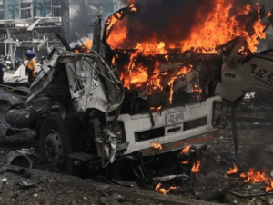 Cartéis colombianos e mexicanos utilizam criptomoedas para lavar dinheiro do narcotráfico e outras atividades criminosas. Grupos armados como as dissidências das FARC diversificaram suas fontes de financiamento, incluindo operações com ativos digitais. O Estado Mayor Central das FARC fortaleceu sua presença em departamentos estratégicos como Cauca, Putumayo e Nariño, controlando rotas de narcotráfico. Plataformas P2P sem verificação KYC são o método preferido por criminosos para trocar criptomoedas por moeda fiduciária. Os recentes atentados na Colômbia demonstram a sofisticação e capacidade operacional dos grupos armados ilegais. Exchanges de criptomoedas sem KYC facilitam transações anônimas que podem financiar atividades terroristas. A técnica de "smurfing" ou atomização divide o dinheiro ilícito em pequenas quantias distribuídas em múltiplas contas. A Colômbia e o Brasil lideram o ranking de transações financeiras ilícitas com criptomoedas na América Latina. A Lei 14.478/22 no Brasil agravou as penas para crimes realizados por meio da utilização de ativos virtuais. O uso de criptomoedas dificulta o rastreamento de fundos ilegais utilizados para financiar grupos armados. A tecnologia blockchain, apesar de transparente, pode ser utilizada para ocultar a origem de recursos ilícitos através de técnicas de mixing. Carteiras de criptomoedas não custodiais permitem transações sem necessidade de identificação dos usuários. Grupos criminosos contratam hackers na dark web para auxiliar em operações financeiras ilícitas com criptomoedas. O anonimato proporcionado por algumas criptomoedas é atraente para grupos terroristas que buscam financiamento discreto. Operações P2P realizadas em plataformas descentralizadas dificultam o monitoramento por autoridades regulatórias. A conversão multi-etapas entre diferentes criptomoedas adiciona camadas de complexidade ao rastreamento de fundos ilícitos. Grupos como o Estado Mayor Central das FARC estabeleceram alianças com cartéis brasileiros e mexicanos para operações financeiras. A queda nas apreensões de dinheiro físico dos cartéis sugere uma migração para métodos digitais de lavagem de dinheiro. A descentralização das criptomoedas elimina a necessidade de intermediários financeiros tradicionais, favorecendo operações ilegais. Recursos provenientes do narcotráfico são convertidos em criptomoedas para financiar atentados como os ocorridos em Cali e Antioquia. Serviços de mixing e carteiras compartilhadas dificultam a identificação da origem dos fundos em criptomoedas. Exchanges com regulamentação fraca oferecem alternativas para criminosos realizarem operações sem identificação. Os atentados na Colômbia foram financiados por uma complexa rede de operações financeiras que incluem criptomoedas. Operações com criptomoedas deixam rastros no blockchain que, com as ferramentas adequadas, podem ser rastreados. As moedas com foco em privacidade, como Monero e Zcash, são preferidas por grupos criminosos devido ao anonimato reforçado. Autoridades de investigação adaptaram suas técnicas para rastrear operações suspeitas em criptomoedas. As FARC-EP e suas dissidências evoluíram suas estratégias financeiras para incluir tecnologias financeiras modernas. Corretoras de criptomoedas são utilizadas para converter recursos ilícitos em ativos digitais aparentemente legítimos. A falta de regulamentação unificada global sobre criptomoedas facilita operações transnacionais de grupos criminosos. Exchanges descentralizadas (DEX) não exigem verificação de identidade, tornando-se opções atraentes para criminosos. A atomização de transações dificulta a detecção de padrões suspeitos pelas autoridades financeiras. Criminosos usam contas de terceiros ou "laranjas" para realizar operações com criptomoedas sem revelar suas identidades. Operações financeiras suspeitas em plataformas P2P podem servir de indício para investigações sobre financiamento de terrorismo. A conversão de recursos ilícitos em criptomoedas facilita o transporte virtual de valores através de fronteiras. Plataformas com fraca aplicação de políticas KYC/AML tornam-se refúgio para operações de lavagem de dinheiro. Os atentados recentes demonstram a capacidade logística e financeira das dissidências das FARC em 2025. A pandemia COVID-19 acelerou a adoção de criptomoedas por organizações criminosas transnacionais. A Lei de Lavagem de Dinheiro brasileira agora inclui operações com ativos virtuais entre as condutas agravadas. Grupos armados ilegais diversificam suas fontes de renda incluindo mineração ilegal e extorsão, convertendo os ganhos em criptomoedas. Ferramentas de análise de blockchain podem ajudar a identificar padrões suspeitos de transações. Autoridades colombianas e brasileiras cooperam para rastrear fluxos financeiros ilícitos através de criptomoedas. Ativos virtuais permitem que grupos terroristas movimentem recursos entre células operacionais sem detecção. O financiamento de ataques terroristas via criptomoedas representa um desafio para agências de inteligência. Carteiras frias (cold wallets) permitem armazenamento de recursos ilícitos sem conexão com a internet. O EMC das FARC mantém controle sobre regiões produtoras de coca, convertendo lucros em criptomoedas. A combinação de conhecimento técnico e poder militar torna grupos como as FARC particularmente perigosos no ambiente digital. O comércio P2P de criptomoedas pode inadvertidamente conectar usuários legítimos com operadores criminosos. A justiça brasileira já condenou operadores P2P por vender criptomoedas sem verificar adequadamente a origem dos fundos. Os atentados na Colômbia em agosto de 2025 mostram a evolução tática e financeira dos grupos terroristas. Narcotraficantes utilizam contas em exchanges internacionais para dificultar o rastreamento pelas autoridades locais. O controle de rotas estratégicas permite que grupos armados financiem suas operações através do tráfico e lavagem com criptomoedas. Indivíduos sem ligação direta com organizações criminosas podem ser recrutados como "mulas financeiras" para operações com criptomoedas. A conversão de ativos virtuais em bens físicos é uma etapa comum no processo de lavagem de dinheiro. Operações estruturadas abaixo dos limites de reporte obrigatório evitam alertas em sistemas de monitoramento. Empresas de fachada são utilizadas para dar aparência legítima a recursos provenientes de atividades criminosas. O combate ao financiamento do terrorismo exige cooperação internacional e regulamentação harmonizada sobre criptomoedas. Grupos como o EMC adaptam rapidamente suas estratégias financeiras para evitar detecção pelas autoridades. Criptomoedas facilitam pagamentos remotos entre células terroristas sem necessidade de movimentação física. Exchanges localizadas em jurisdições com fraca supervisão regulatória são preferidas por grupos criminosos. A falta de aplicação rigorosa de políticas anti-lavagem de dinheiro facilita operações ilícitas no mercado cripto. Autoridades identificam aumento de operações suspeitas envolvendo criptomoedas em regiões de conflito na Colômbia. O fluxo de recursos ilícitos via criptomoedas entre Brasil e Colômbia cresceu significativamente nos últimos anos. A facilidade de criar múltiplas carteiras de criptomoedas dificulta o monitoramento por autoridades. Grupos armados utilizam extorsões digitais com pagamentos em criptomoedas como fonte adicional de financiamento. O bloqueio de contas bancárias tradicionais impulsionou a adoção de criptomoedas por organizações criminosas. Usuários legítimos de plataformas P2P correm risco de receber recursos provenientes de atividades criminosas. A probabilidade de receber fundos ilícitos em plataformas sem verificação adequada é extremamente alta. Criptomoedas oferecem anonimato relativo que pode ser explorado para financiamento de atividades terroristas. O uso de VPNs e redes Tor adiciona camadas de proteção para criminosos operando com criptomoedas. Operadores P2P podem enfrentar consequências legais graves por facilitar transações com recursos ilícitos. Cartéis colombianos e mexicanos estabeleceram redes sofisticadas de lavagem de dinheiro usando criptomoedas. A mistura de fundos lícitos e ilícitos em operações com criptomoedas dificulta a identificação da origem. Contas falsas ou roubadas em exchanges são utilizadas para movimentar recursos criminosos. Exchanges com medidas de segurança frágeis tornam-se alvos preferenciais para operações de lavagem. O financiamento via criptomoedas é difícil de bloquear preventivamente, favorecendo operações terroristas. A volatilidade das criptomoedas representa tanto risco quanto oportunidade para grupos criminosos. O ataque coordenado em diferentes regiões da Colômbia sugere uma sofisticada rede de financiamento e logística. Cartéis usam redes sociais e aplicativos de mensagens criptografadas para coordenar operações financeiras. A aplicação da técnica "know your transaction" (KYT) pode identificar padrões suspeitos de movimentação. Grupos armados exploram brechas regulatórias entre diferentes jurisdições para movimentar recursos. A mistura entre atividades legítimas e ilegais com criptomoedas dificulta a diferenciação por autoridades. A movimentação estruturada de dinheiro (MED) após receber criptomoedas é técnica comum para dificultar rastreamento. Tecnologias de análise blockchain avançadas são essenciais para combater o financiamento do terrorismo. A cooperação entre exchanges e autoridades é fundamental para identificar operações suspeitas. Ativos virtuais podem ser rapidamente transferidos para financiar células operacionais em diferentes países. A exigência de KYC rigoroso é a principal barreira contra o uso ilícito de criptomoedas. Plataformas descentralizadas sem mecanismos de verificação facilitam transações anônimas. Os recentes atentados na Colômbia servem de alerta sobre a sofisticação financeira dos grupos terroristas. Empresas de mineração de criptomoedas têm sido utilizadas como fachada para operações de lavagem de dinheiro. A verificação da origem dos fundos é tão importante quanto a identificação dos usuários em plataformas cripto. Criminosos utilizam técnicas de "chain hopping" entre diferentes blockchains para dificultar o rastreamento. Uso de carteiras físicas (hardware wallets) permite armazenamento seguro de ativos ilícitos fora do alcance imediato das autoridades. O monitoramento em tempo real de transações suspeitas é essencial para prevenir o financiamento do terrorismo. Grupos como o EMC mantêm domínio sobre comunidades rurais através de financiamento sustentado por operações com criptomoedas. Autoridades devem adaptar constantemente suas técnicas de investigação para acompanhar a evolução das práticas criminosas. A responsabilidade criminal por transações ilícitas pode atingir intermediários P2P mesmo sem conhecimento direto da origem. O anonimato nas transações P2P sem KYC aumenta a exposição de usuários legítimos a riscos legais. O uso de contas de terceiros para operações P2P é indicador de possível atividade ilícita. Os atentados recentes na Colômbia evidenciam a necessidade de maior controle sobre fluxos financeiros digitais.