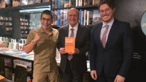 Vice-presidente Alckmin participa de lançamento de livro sobre Bitcoin Geraldo Alckmin apoia Bitcoin em evento com Renato Trezoitão Livro Graças a Deus pelo Bitcoin lançado em Brasília Renato Amoedo e Alckmin juntos em evento de criptomoedas Pedro Guerra traduz livro sobre Bitcoin para português Chefe de gabinete de Alckmin é tradutor de livro sobre Bitcoin Governo brasileiro mostra interesse em criptomoedas Anarcocapitalismo e governo se encontram em evento de Bitcoin Comprar Graças a Deus pelo Bitcoin na Amazon Brasil Livro de Jimmy Song traduzido para português Bitcoin como reserva estratégica nacional debate Brasil Trezoitão influenciador de criptomoedas encontra vice-presidente Bitcoin como ouro digital segundo Pedro Guerra Onde comprar livro Graças a Deus pelo Bitcoin no Brasil Criptomoedas ganham apoio de alto escalão do governo Sound money e Bitcoin explicados em livro cristão Moralidade do dinheiro discutida em livro sobre Bitcoin Sistema monetário atual criticado em livro com prefácio de Russell Okung Lançamento de livro sobre Bitcoin em Brasília com autoridades Vice-presidente brasileiro segura livro sobre criptomoedas Preço do livro Graças a Deus pelo Bitcoin menos de 60 reais Bitcoin como esperança para mundo fraturado segundo livro Renato Trezoitão perito criminal e defensor do Bitcoin Livro de Bitcoin com 160 páginas lançado no Brasil Versão brasileira de Thank God for Bitcoin disponível Reserva Soberana de Bitcoin avança no Congresso brasileiro Pedro Guerra defende Bitcoin como ouro da internet Audiência no Congresso sobre Bitcoin mencionada em evento Fronteiras ideológicas ultrapassadas em evento de Bitcoin Perspectiva cristã sobre Bitcoin em livro traduzido Bitcoin and Bible Group autores traduzidos para português Valores morais e religiosos aplicados às criptomoedas Ulisses Trevisan Palhavan edita livro sobre Bitcoin Alckmin demonstra abertura para tecnologias financeiras disruptivas Inovação financeira une diferentes ideologias políticas Debate sobre futuro do dinheiro ganha relevância no Brasil Bitcoin como alternativa ética ao sistema financeiro tradicional Influenciador Trezoitão ganha espaço em eventos oficiais Sistema monetário corrupto criticado em livro sobre Bitcoin Vice-presidente do Brasil apoia literatura sobre criptomoedas Encontro entre governo e comunidade cripto em Brasília Livro sobre Bitcoin disponível em Shopee e Mercado Livre Livraria do Seminário vende livro Graças a Deus pelo Bitcoin Princípios bíblicos aplicados às finanças e criptomoedas Bitcoin enfrenta males do sistema monetário atual segundo livro Corrupção do dinheiro discutida em obra sobre Bitcoin Livro traduzido por chefe de gabinete da vice-presidência Perito criminal baiano lança livro com vice-presidente Formado em Direito pela UFBA defende Bitcoin em evento oficial Engenheiro e influenciador cripto encontra Alckmin Tradução de obra sobre Bitcoin ganha destaque governamental Análise econômica e religiosa sobre Bitcoin em livro Livro de Bitcoin com perspectiva cristã chega ao Brasil Bitcoin Red Pill autor encontra vice-presidente em evento Obra literária sobre criptomoedas apoiada pelo governo Tecnologia disruptiva do Bitcoin reconhecida por autoridades Amoedo e Alckmin fotografados em evento sobre Bitcoin Bitcoin como redenção do sistema monetário em livro Derek Waltchack autor traduzido para português no Brasil Livro explora transição para sound money com apoio oficial Alckmin sorri segurando livro sobre Bitcoin em foto Evento de Bitcoin reúne influenciadores e governo federal Dinheiro sólido como alternativa ao sistema atual Bitcoin enfrentando problemas do sistema monetário corrupto Livro sobre Bitcoin publicado originalmente em 2020 Gabe Higgins autor traduzido para português brasileiro Robert Breedlove ideias chegam ao Brasil em tradução Moral do dinheiro abordada em livro sobre Bitcoin Discussão sobre regulamentação de criptomoedas no Brasil Enriquecimento de privilegiados criticado em livro sobre Bitcoin Bitcoin como potencial para prosperidade nacional Livro sobre Bitcoin com prefácio de campeão do Super Bowl Independência financeira através do Bitcoin segundo livro Pedro Guerra confirma apoio público ao Bitcoin Progresso das discussões sobre Bitcoin no Congresso Bitcoin representa esperança real para mundo fraturado Análise financeira com valores religiosos em livro Evento em Brasília marca comunidade cripto brasileira Livro sobre Bitcoin com abordagem econômica e moral Potencial disruptivo do Bitcoin para economia nacional Tendência global de reservas em criptomoedas discutida Alckmin representa governo em evento sobre Bitcoin Lançamento marca nova fase de criptomoedas no Brasil Economia e religião unidas em livro sobre Bitcoin Obra coletiva sobre Bitcoin traduzida para português Revolução monetária discutida em evento com autoridades Marcos Trezoitão autor de Bitcoin Red Pill encontra vice-presidente Popularidade do Bitcoin cresce com apoio governamental Bitcoin como resposta ética para problemas financeiros J.M. Bush ideias traduzidas para português brasileiro Discussão sobre criação do dinheiro em livro sobre Bitcoin