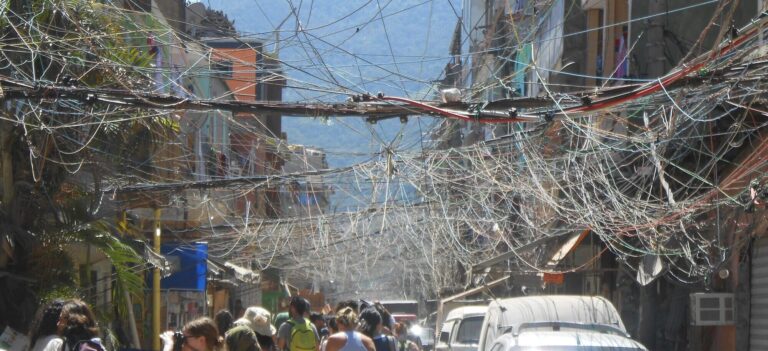 "PCC pode abrir 27 instituições de pagamento por dia" "Crime organizado brasileiro fatura 400 milhões por dia" "Banestado primeiro caso lavagem dinheiro Brasil" "Banco Central capital mínimo não combate crime organizado" "Primeiro Comando Capital controla 40 fundos investimento" "Fintech movimentou 46 bilhões PCC" "Crime organizado 146 bilhões anuais Brasil" "Operação Carbono Oculto maior história Brasil" "PCC faturamento 800 milhões reais ano" "Capital mínimo 15 milhões cria monopólio fintech" "Comando Vermelho bancarização sistema financeiro" "Doleiros Banestado 219 bilhões lavagem dinheiro" "Alberto Youssef 876 milhões contas CC5" "Crime organizado prefere contas bolsão fintech" "Receita Federal 30 bilhões patrimônio PCC" "Mil postos combustíveis 52 bilhões lavagem" "Instituições pagamento vulneráveis crime organizado" "Inteligência artificial combate lavagem dinheiro" "Blockchain rastreabilidade financeira crime organizado" "Cooperação órgãos combate crime financeiro" "Machine learning detecção padrões anômalos" "Fintechs banco paralelo organizações criminosas" "Startups excluídas capital mínimo 15 milhões" "Concentração mercado prejudica inovação fintech" "Exclusão financeira aumenta capital mínimo" "Tecnologia compliance mais eficaz barreiras entrada" "PCC engenharia financeira sofisticada" "Crime organizado próprias instituições financeiras" "Monitoramento tempo real transações suspeitas" "Compartilhamento inteligência combate crime organizado" "Regulação sintomas não causas crime financeiro" "Inovação tecnológica versus crime organizado" "Operação Macuco quebra sigilo bancário" "Foz Iguaçu rota lavagem dinheiro" "Empresas fachada lavagem capitais Brasil" "Contas laranjas sistema financeiro brasileiro" "Crime organizado 350 bilhões três anos" "Receita diária crime 953 milhões cenário máximo" "Barreiras capital irrelevantes organizações criminosas" "Menos players menos concorrência fintech" "População desbancarizada prejudicada regulação" "Retrocesso inclusão financeira Brasil" "Padrões comportamentais transações crime organizado" "Redes relacionamento suspeitas detecção IA" "Trilhas auditoria imutáveis blockchain" "Transparência movimentações financeiras tecnologia" "Protocolos comunicação instituições financeiras" "Compliance rigoroso combate crime organizado" "Monitoramento avançado proteção sistema financeiro" "Bancarização criminosa evolução histórica Brasil" "Doleiros mercado negro sistema bancário" "Polícia Federal Ministério Público investigação" "Sigilo bancário centenas contas Nova York" "CC5 não residentes movimentação bilionária" "Lava Jato conexão Banestado crime organizado" "Procurador Celso Tres descoberta histórica" "US 124 bilhões enviados exterior Brasil" "Operação Zero Absoluto cooperação internacional" "Merchants Bank New York doleiros brasileiros" "Immigration Customs Enforcement cooperação Brasil" "Técnicas especiais investigação crime financeiro" "Infiltração policial combate lavagem dinheiro" "Colaboração premiada organizações criminosas" "Interceptação telefônica investigação financeira" "Crime organizado sofisticação internacional" "Fronteiras digitais lavagem dinheiro" "Criptomoedas facilitam ocultação recursos" "APIs bancos digitais vulnerabilidades crime" "Transações simuladas dados falsificados" "Contas digitais abertas informações fraudulentas" "Paraísos fiscais modernos fintechs" "Tempo real lavagem criptomoedas" "Inteligência artificial burla checagens automatizadas" "Empresas fictícias empréstimos inexistentes" "CNPJ fraudulento 150 milhões sem alertas" "Horário comercial APIs vulneráveis crime" "Interfaces programação aplicação exploradas" "Malote fronteira risco assalto eliminados" "Fintechs substituem doleiros tradicionais" "Promotor Lincoln Gakiya décadas investigação" "Banco paralelo crime organizado digital" "Operação Hydra investigação PCC fintechs" "Cyllas Elia Junior CEO 2GO Bank" "InvBank movimentação bilionária suspeita" "Polícia Civil 20 anos crime organizado" "Delação Vinícius Gritzbach revelações importantes" "Secretaria Segurança Pública afastamento investigado" "6 bilhões movimentados ilegalmente PCC" "Países múltiplos lavagem dinheiro internacional" "Estados Unidos Paraguai Peru lavagem" "Hong Kong China destino recursos ilícitos" "Mecanismos financeiros sofisticados ocultação" "Beneficiários reais recursos criminosos ocultos" "Engenharia financeira novo patamar crime" "Facção monta próprias instituições financeiras" "Skimmers cartões débito crédito evolução" "Caixas eletrônicos 100 instalados México" "200 milhões anuais ganhos criminosos" "Documentos falsos identidades falsas laranjas" "Fugitivos justiça abrigo infraestrutura" "Tráfico pessoas México Estados Unidos" "Registros propriedade investimentos crime" "Escala lavagem dinheiro crime organizado" "Russian Laundromat investigação OCCRP" "Lavanderia financeira anonimato completo" "TOR navegador equivalente mundo financeiro" "Sigilo preservado instituições múltiplas" "Bancos pequenos médios operados criminosos" "FinCENFiles cooperação bancos deficiente" "Volumes dinheiro divididos múltiplos bancos"