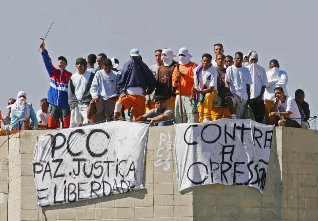 "PCC pode abrir 27 instituições de pagamento por dia" "Crime organizado brasileiro fatura 400 milhões por dia" "Banestado primeiro caso lavagem dinheiro Brasil" "Banco Central capital mínimo não combate crime organizado" "Primeiro Comando Capital controla 40 fundos investimento" "Fintech movimentou 46 bilhões PCC" "Crime organizado 146 bilhões anuais Brasil" "Operação Carbono Oculto maior história Brasil" "PCC faturamento 800 milhões reais ano" "Capital mínimo 15 milhões cria monopólio fintech" "Comando Vermelho bancarização sistema financeiro" "Doleiros Banestado 219 bilhões lavagem dinheiro" "Alberto Youssef 876 milhões contas CC5" "Crime organizado prefere contas bolsão fintech" "Receita Federal 30 bilhões patrimônio PCC" "Mil postos combustíveis 52 bilhões lavagem" "Instituições pagamento vulneráveis crime organizado" "Inteligência artificial combate lavagem dinheiro" "Blockchain rastreabilidade financeira crime organizado" "Cooperação órgãos combate crime financeiro" "Machine learning detecção padrões anômalos" "Fintechs banco paralelo organizações criminosas" "Startups excluídas capital mínimo 15 milhões" "Concentração mercado prejudica inovação fintech" "Exclusão financeira aumenta capital mínimo" "Tecnologia compliance mais eficaz barreiras entrada" "PCC engenharia financeira sofisticada" "Crime organizado próprias instituições financeiras" "Monitoramento tempo real transações suspeitas" "Compartilhamento inteligência combate crime organizado" "Regulação sintomas não causas crime financeiro" "Inovação tecnológica versus crime organizado" "Operação Macuco quebra sigilo bancário" "Foz Iguaçu rota lavagem dinheiro" "Empresas fachada lavagem capitais Brasil" "Contas laranjas sistema financeiro brasileiro" "Crime organizado 350 bilhões três anos" "Receita diária crime 953 milhões cenário máximo" "Barreiras capital irrelevantes organizações criminosas" "Menos players menos concorrência fintech" "População desbancarizada prejudicada regulação" "Retrocesso inclusão financeira Brasil" "Padrões comportamentais transações crime organizado" "Redes relacionamento suspeitas detecção IA" "Trilhas auditoria imutáveis blockchain" "Transparência movimentações financeiras tecnologia" "Protocolos comunicação instituições financeiras" "Compliance rigoroso combate crime organizado" "Monitoramento avançado proteção sistema financeiro" "Bancarização criminosa evolução histórica Brasil" "Doleiros mercado negro sistema bancário" "Polícia Federal Ministério Público investigação" "Sigilo bancário centenas contas Nova York" "CC5 não residentes movimentação bilionária" "Lava Jato conexão Banestado crime organizado" "Procurador Celso Tres descoberta histórica" "US 124 bilhões enviados exterior Brasil" "Operação Zero Absoluto cooperação internacional" "Merchants Bank New York doleiros brasileiros" "Immigration Customs Enforcement cooperação Brasil" "Técnicas especiais investigação crime financeiro" "Infiltração policial combate lavagem dinheiro" "Colaboração premiada organizações criminosas" "Interceptação telefônica investigação financeira" "Crime organizado sofisticação internacional" "Fronteiras digitais lavagem dinheiro" "Criptomoedas facilitam ocultação recursos" "APIs bancos digitais vulnerabilidades crime" "Transações simuladas dados falsificados" "Contas digitais abertas informações fraudulentas" "Paraísos fiscais modernos fintechs" "Tempo real lavagem criptomoedas" "Inteligência artificial burla checagens automatizadas" "Empresas fictícias empréstimos inexistentes" "CNPJ fraudulento 150 milhões sem alertas" "Horário comercial APIs vulneráveis crime" "Interfaces programação aplicação exploradas" "Malote fronteira risco assalto eliminados" "Fintechs substituem doleiros tradicionais" "Promotor Lincoln Gakiya décadas investigação" "Banco paralelo crime organizado digital" "Operação Hydra investigação PCC fintechs" "Cyllas Elia Junior CEO 2GO Bank" "InvBank movimentação bilionária suspeita" "Polícia Civil 20 anos crime organizado" "Delação Vinícius Gritzbach revelações importantes" "Secretaria Segurança Pública afastamento investigado" "6 bilhões movimentados ilegalmente PCC" "Países múltiplos lavagem dinheiro internacional" "Estados Unidos Paraguai Peru lavagem" "Hong Kong China destino recursos ilícitos" "Mecanismos financeiros sofisticados ocultação" "Beneficiários reais recursos criminosos ocultos" "Engenharia financeira novo patamar crime" "Facção monta próprias instituições financeiras" "Skimmers cartões débito crédito evolução" "Caixas eletrônicos 100 instalados México" "200 milhões anuais ganhos criminosos" "Documentos falsos identidades falsas laranjas" "Fugitivos justiça abrigo infraestrutura" "Tráfico pessoas México Estados Unidos" "Registros propriedade investimentos crime" "Escala lavagem dinheiro crime organizado" "Russian Laundromat investigação OCCRP" "Lavanderia financeira anonimato completo" "TOR navegador equivalente mundo financeiro" "Sigilo preservado instituições múltiplas" "Bancos pequenos médios operados criminosos" "FinCENFiles cooperação bancos deficiente" "Volumes dinheiro divididos múltiplos bancos"