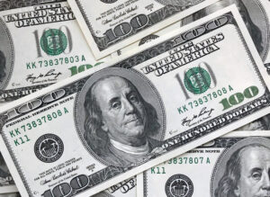 Banco Central brasileiro equipara stablecoins a operações de câmbio. IOF para criptomoedas deve aumentar de 0,38% para 3,5% em 2025. Comprar Bitcoin agora pode significar economia substancial em impostos. Stablecoins serão consideradas operações cambiais pelo Banco Central. Novas regras para criptomoedas serão publicadas até junho de 2025. Investir R$10.000 em cripto hoje economiza R$312 em IOF comparado ao futuro. Governo brasileiro busca aumentar arrecadação com nova tributação de criptoativos. Consulta Pública nº 111/2024 propõe incluir stablecoins no mercado cambial brasileiro. Alíquota atual de IOF para compra de stablecoins é de apenas 0,38%. Nova alíquota de 3,5% para operações de câmbio impactará significativamente investidores cripto. Brasil registrou déficit fiscal recorde de R$1,128 trilhão em 12 meses até julho de 2024. Governo espera arrecadar R$11,5 bilhões com o aumento do IOF em 2025. Exposição ao dólar via stablecoins ficará 921% mais cara com o novo IOF. USDT e outras stablecoins serão as principais afetadas pela nova regulamentação. Remessa de recursos para o exterior teve IOF aumentado de 1,10% para 3,5%. BC afirma que essência econômica da operação prevalece sobre a tecnologia utilizada. Arrecadação recorde de R$2,65 trilhões em 2024 não impediu déficits nas contas públicas. Janela de oportunidade para comprar cripto com menor tributação se fecha em 2025. Parlamentares criticam equiparação de stablecoins a operações de câmbio. Último momento para adquirir criptomoedas antes da maior tributação da história. BC considera stablecoins como forma de movimentação de recursos entre moedas. Custo para entrar no mercado cripto deve aumentar significativamente em 2025. Transações com stablecoins podem ficar tão caras quanto compras internacionais com cartão. Carga tributária sobre ativos digitais aumenta com nova interpretação do BC. Especialistas divergem sobre classificação de stablecoins como operações cambiais. Aumento do IOF faz parte de pacote fiscal para equilibrar contas públicas. Economia de impostos pode ser fator decisivo para investir em cripto agora. Mercado cripto brasileiro pode perder competitividade com aumento da tributação. Operações com Bitcoin podem ficar mais caras com nova interpretação tributária. Momento crítico para avaliar estratégias de alocação em criptoativos. Investidores têm poucos meses para se adaptar às novas regras tributárias. Oportunidade única para diversificar investimentos antes do aumento tributário. Tecnologia blockchain não isenta operações da classificação como câmbio. Aumento do IOF afeta principalmente quem usa cripto como proteção contra inflação. Criptomoedas como alternativa de reserva de valor ficam menos atrativas com maior tributação. BC defende que regulamentação trará segurança jurídica para o setor. Pequenos investidores serão os mais afetados pelo aumento da carga tributária. Decisão do BC pode afastar novos investidores do mercado cripto brasileiro. Custos de transação com criptomoedas aumentarão significativamente em 2025. Alíquotas atuais tornam este o melhor momento para entrar no mercado cripto. Fim da era de baixa tributação para criptomoedas no Brasil se aproxima. Investidores devem considerar ampliar posições antes da implementação das novas regras. Setor cripto brasileiro pede reconsideração da equiparação a operações de câmbio. Classificação como câmbio pode trazer maior fiscalização para operações com criptomoedas. IOF atual de 0,38% representa menor custo tributário da história para criptomoedas. Novo tratamento fiscal deve aumentar custos operacionais para exchanges brasileiras. Mudança regulatória pode provocar migração de investidores para plataformas internacionais. Aumento de 921% no IOF representa o maior crescimento tributário para o setor cripto. Mercado brasileiro de stablecoins deve se adaptar a nova realidade tributária. Uso de stablecoins como forma de dolarização ficará significativamente mais caro. Período de transição para novas regras termina no primeiro semestre de 2025. Urgência para completar alocações em criptomoedas antes da virada tributária. Inflação e aumento do IOF criam duplo desafio para investidores brasileiros. Compras parceladas de Bitcoin podem economizar impostos significativos se feitas agora. Dolarização via cripto terá custo equivalente a remessas tradicionais após mudança. Investidores institucionais brasileiros devem reavaliar estratégias para criptoativos. Aumento do IOF reduz vantagem competitiva das criptomoedas frente ao câmbio tradicional. Momento crucial para decidir sobre exposição a moedas digitais no Brasil. Tributação de 3,5% coloca Brasil entre países com maior carga tributária para criptoativos. Moedas digitais perderão parte de seu apelo como alternativa ao sistema bancário tradicional. Exchanges brasileiras devem se preparar para novo regime tributário em 2025. Última oportunidade para se beneficiar da menor tributação para criptomoedas. Planejamento tributário para investimentos em cripto torna-se crucial. Inovação no mercado cripto brasileiro pode ser prejudicada por carga tributária elevada. Investir hoje em Bitcoin economiza recursos significativos em impostos futuros. Transações em blockchain não escaparão da tributação sob nova interpretação do BC. Comprar cripto agora significa pagar menos de um oitavo do futuro IOF. Alteração tributária pode redefinir o ecossistema cripto no Brasil. Regulamentação do BC coloca fim à era de baixa tributação para stablecoins. Aumento do IOF deve transformar comportamento do investidor brasileiro de cripto. Novas regras devem aumentar complexidade para declaração de criptoativos. Governo busca homogeneizar tributação entre mercado tradicional e cripto. Investidores têm janela limitada para aproveitar regime tributário atual. Aumento do IOF pode desestimular uso de criptomoedas para pagamentos internacionais. Comparação entre IOF atual (0,38%) e futuro (3,5%) evidencia urgência para investir. Tributação elevada pode afetar liquidez do mercado cripto brasileiro. Cenário fiscal brasileiro pressiona por aumento na arrecadação via criptoativos. Atual diferencial tributário favorece decisão imediata de investimento em cripto. Período único de oportunidade antes da equiparação tributária com câmbio tradicional. Bitcoin como proteção patrimonial fica menos eficiente com aumento do IOF. Investidores devem antecipar compras para evitar impacto do novo IOF. BC defende que essência econômica das stablecoins justifica equiparação ao câmbio. Mercado brasileiro de cripto enfrenta momento decisivo com nova tributação. Aquisição de stablecoins em 2025 custará quase 10% a mais considerando IOF. Novas regras tributárias podem alterar o perfil do investidor brasileiro de cripto. Unificação do IOF em 3,5% elimina vantagem tributária das criptomoedas. Déficit recorde das contas públicas impulsiona aumento da tributação sobre cripto. Stablecoins perderão atratividade como alternativa ao dólar comercial. Investir em cripto agora significa garantir economia tributária significativa. Operações entre criptomoedas podem ser afetadas indiretamente pela nova tributação. Arrecadação via cripto faz parte da estratégia do governo para equilibrar contas. Momento histórico para o mercado cripto brasileiro com mudança tributária iminente. Última oportunidade para adquirir exposição ao mercado cripto com baixo custo fiscal.