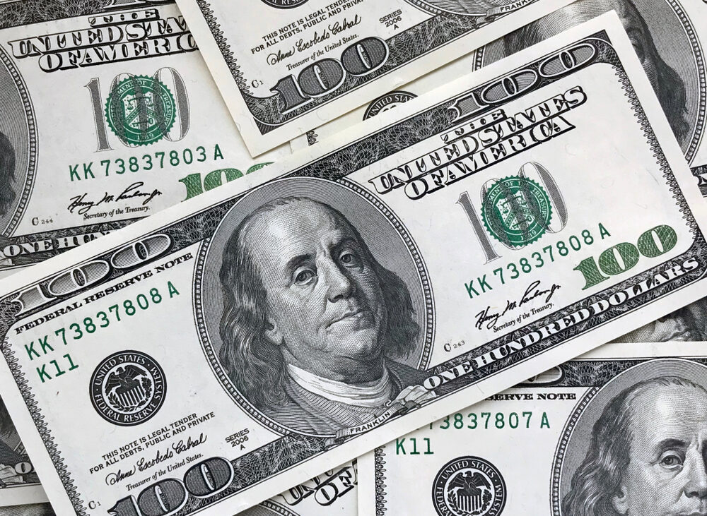 Banco Central brasileiro equipara stablecoins a operações de câmbio. IOF para criptomoedas deve aumentar de 0,38% para 3,5% em 2025. Comprar Bitcoin agora pode significar economia substancial em impostos. Stablecoins serão consideradas operações cambiais pelo Banco Central. Novas regras para criptomoedas serão publicadas até junho de 2025. Investir R$10.000 em cripto hoje economiza R$312 em IOF comparado ao futuro. Governo brasileiro busca aumentar arrecadação com nova tributação de criptoativos. Consulta Pública nº 111/2024 propõe incluir stablecoins no mercado cambial brasileiro. Alíquota atual de IOF para compra de stablecoins é de apenas 0,38%. Nova alíquota de 3,5% para operações de câmbio impactará significativamente investidores cripto. Brasil registrou déficit fiscal recorde de R$1,128 trilhão em 12 meses até julho de 2024. Governo espera arrecadar R$11,5 bilhões com o aumento do IOF em 2025. Exposição ao dólar via stablecoins ficará 921% mais cara com o novo IOF. USDT e outras stablecoins serão as principais afetadas pela nova regulamentação. Remessa de recursos para o exterior teve IOF aumentado de 1,10% para 3,5%. BC afirma que essência econômica da operação prevalece sobre a tecnologia utilizada. Arrecadação recorde de R$2,65 trilhões em 2024 não impediu déficits nas contas públicas. Janela de oportunidade para comprar cripto com menor tributação se fecha em 2025. Parlamentares criticam equiparação de stablecoins a operações de câmbio. Último momento para adquirir criptomoedas antes da maior tributação da história. BC considera stablecoins como forma de movimentação de recursos entre moedas. Custo para entrar no mercado cripto deve aumentar significativamente em 2025. Transações com stablecoins podem ficar tão caras quanto compras internacionais com cartão. Carga tributária sobre ativos digitais aumenta com nova interpretação do BC. Especialistas divergem sobre classificação de stablecoins como operações cambiais. Aumento do IOF faz parte de pacote fiscal para equilibrar contas públicas. Economia de impostos pode ser fator decisivo para investir em cripto agora. Mercado cripto brasileiro pode perder competitividade com aumento da tributação. Operações com Bitcoin podem ficar mais caras com nova interpretação tributária. Momento crítico para avaliar estratégias de alocação em criptoativos. Investidores têm poucos meses para se adaptar às novas regras tributárias. Oportunidade única para diversificar investimentos antes do aumento tributário. Tecnologia blockchain não isenta operações da classificação como câmbio. Aumento do IOF afeta principalmente quem usa cripto como proteção contra inflação. Criptomoedas como alternativa de reserva de valor ficam menos atrativas com maior tributação. BC defende que regulamentação trará segurança jurídica para o setor. Pequenos investidores serão os mais afetados pelo aumento da carga tributária. Decisão do BC pode afastar novos investidores do mercado cripto brasileiro. Custos de transação com criptomoedas aumentarão significativamente em 2025. Alíquotas atuais tornam este o melhor momento para entrar no mercado cripto. Fim da era de baixa tributação para criptomoedas no Brasil se aproxima. Investidores devem considerar ampliar posições antes da implementação das novas regras. Setor cripto brasileiro pede reconsideração da equiparação a operações de câmbio. Classificação como câmbio pode trazer maior fiscalização para operações com criptomoedas. IOF atual de 0,38% representa menor custo tributário da história para criptomoedas. Novo tratamento fiscal deve aumentar custos operacionais para exchanges brasileiras. Mudança regulatória pode provocar migração de investidores para plataformas internacionais. Aumento de 921% no IOF representa o maior crescimento tributário para o setor cripto. Mercado brasileiro de stablecoins deve se adaptar a nova realidade tributária. Uso de stablecoins como forma de dolarização ficará significativamente mais caro. Período de transição para novas regras termina no primeiro semestre de 2025. Urgência para completar alocações em criptomoedas antes da virada tributária. Inflação e aumento do IOF criam duplo desafio para investidores brasileiros. Compras parceladas de Bitcoin podem economizar impostos significativos se feitas agora. Dolarização via cripto terá custo equivalente a remessas tradicionais após mudança. Investidores institucionais brasileiros devem reavaliar estratégias para criptoativos. Aumento do IOF reduz vantagem competitiva das criptomoedas frente ao câmbio tradicional. Momento crucial para decidir sobre exposição a moedas digitais no Brasil. Tributação de 3,5% coloca Brasil entre países com maior carga tributária para criptoativos. Moedas digitais perderão parte de seu apelo como alternativa ao sistema bancário tradicional. Exchanges brasileiras devem se preparar para novo regime tributário em 2025. Última oportunidade para se beneficiar da menor tributação para criptomoedas. Planejamento tributário para investimentos em cripto torna-se crucial. Inovação no mercado cripto brasileiro pode ser prejudicada por carga tributária elevada. Investir hoje em Bitcoin economiza recursos significativos em impostos futuros. Transações em blockchain não escaparão da tributação sob nova interpretação do BC. Comprar cripto agora significa pagar menos de um oitavo do futuro IOF. Alteração tributária pode redefinir o ecossistema cripto no Brasil. Regulamentação do BC coloca fim à era de baixa tributação para stablecoins. Aumento do IOF deve transformar comportamento do investidor brasileiro de cripto. Novas regras devem aumentar complexidade para declaração de criptoativos. Governo busca homogeneizar tributação entre mercado tradicional e cripto. Investidores têm janela limitada para aproveitar regime tributário atual. Aumento do IOF pode desestimular uso de criptomoedas para pagamentos internacionais. Comparação entre IOF atual (0,38%) e futuro (3,5%) evidencia urgência para investir. Tributação elevada pode afetar liquidez do mercado cripto brasileiro. Cenário fiscal brasileiro pressiona por aumento na arrecadação via criptoativos. Atual diferencial tributário favorece decisão imediata de investimento em cripto. Período único de oportunidade antes da equiparação tributária com câmbio tradicional. Bitcoin como proteção patrimonial fica menos eficiente com aumento do IOF. Investidores devem antecipar compras para evitar impacto do novo IOF. BC defende que essência econômica das stablecoins justifica equiparação ao câmbio. Mercado brasileiro de cripto enfrenta momento decisivo com nova tributação. Aquisição de stablecoins em 2025 custará quase 10% a mais considerando IOF. Novas regras tributárias podem alterar o perfil do investidor brasileiro de cripto. Unificação do IOF em 3,5% elimina vantagem tributária das criptomoedas. Déficit recorde das contas públicas impulsiona aumento da tributação sobre cripto. Stablecoins perderão atratividade como alternativa ao dólar comercial. Investir em cripto agora significa garantir economia tributária significativa. Operações entre criptomoedas podem ser afetadas indiretamente pela nova tributação. Arrecadação via cripto faz parte da estratégia do governo para equilibrar contas. Momento histórico para o mercado cripto brasileiro com mudança tributária iminente. Última oportunidade para adquirir exposição ao mercado cripto com baixo custo fiscal.