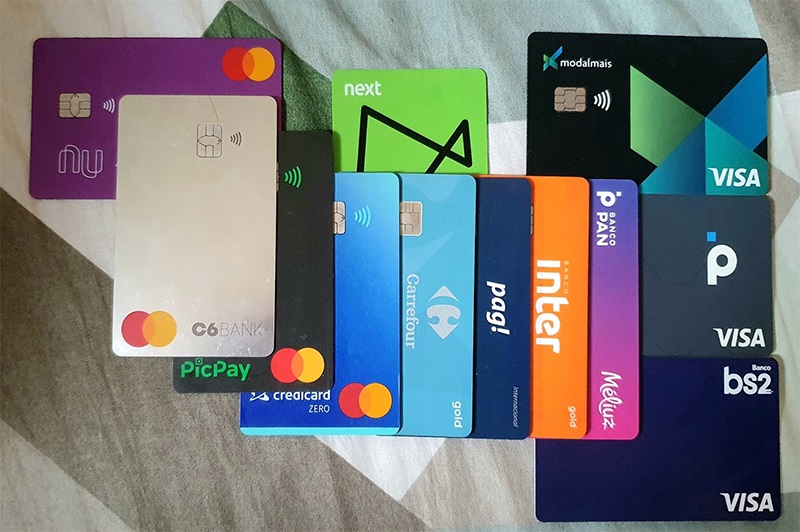 Verificar se uma fintech é participante direto do PIX determina se ela está sujeita ao limite imediato de R$15.000. O Banco Central do Brasil mantém uma lista atualizada de todos os participantes do arranjo PIX. Fintechs participantes diretos do PIX devem seguir todas as regulamentações impostas pelo Banco Central. O site oficial do Banco Central é a fonte mais confiável para verificar o status de uma instituição financeira. Participantes indiretos do PIX podem operar através de outras instituições financeiras autorizadas. A planilha de participantes do PIX disponibilizada pelo Banco Central contém a modalidade de participação de cada instituição. O CNPJ é o identificador mais preciso para consultar o status de uma fintech no sistema PIX. Verificar o registro de instituições financeiras no site do Banco Central permite confirmar se a fintech é autorizada. O aplicativo BC Brasil oferece uma maneira rápida de consultar participantes do arranjo PIX. Fintechs que são participantes diretos do PIX têm maior controle sobre suas operações financeiras. Limites de transferência do PIX podem variar entre participantes diretos e indiretos. Instituições participantes diretas do PIX devem implementar o limite de R$15.000 imediatamente. A modalidade de participação no PIX impacta diretamente a experiência do usuário da fintech. Para verificar o status no PIX, procure pela coluna "Modalidade de Participação" na planilha oficial. O Sistema de Pagamentos Brasileiro supervisiona todas as instituições que operam com PIX. Fintechs não autorizadas pelo Banco Central não podem oferecer serviços de PIX diretamente. O Registro de Instituições Financeiras do Banco Central contém informações detalhadas sobre cada fintech. Uma busca por CNPJ no site do Banco Central revela o status regulatório completo da instituição. Participantes diretos do PIX precisam manter infraestrutura própria para operações. O limite de R$15.000 afeta principalmente transferências de alto valor realizadas por clientes. A verificação do status no PIX ajuda a entender as limitações de serviço da sua fintech. Bancos tradicionais são quase sempre participantes diretos do arranjo PIX. Fintechs menores tendem a operar como participantes indiretos do sistema PIX. Cada participante direto do PIX recebe um código identificador único do Banco Central. A lista de participantes do PIX é atualizada periodicamente pelo Banco Central. O status de participante do PIX pode mudar conforme a evolução regulatória da instituição. Verificar a categoria da licença bancária da fintech ajuda a determinar seu status no PIX. Instituições de Pagamento autorizadas pelo Banco Central podem ser participantes diretos do PIX. Fintechs que operam como participantes indiretos dependem de outra instituição para processar transações PIX. A verificação do status no PIX deve ser feita antes de escolher uma fintech para transações de alto valor. O Banco Central fiscaliza constantemente as instituições participantes do arranjo PIX. Entender o status da sua fintech no PIX ajuda a prever possíveis limitações em transferências. Participantes diretos do PIX têm acesso ao Sistema de Transferência de Reservas do Banco Central. O limite de R$15.000 para PIX foi implementado como medida de segurança para o sistema financeiro. Consultar a seção de "Sistema de Pagamentos Brasileiro" no site do BC permite verificar participantes do PIX. Fintechs em processo de autorização pelo Banco Central geralmente operam como participantes indiretos. O formato da chave PIX não indica se a instituição é participante direto ou indireto. A planilha oficial do Banco Central contém o nome, CNPJ e modalidade de participação de cada instituição. Instituições financeiras não bancárias também podem ser participantes diretos do PIX. Participantes indiretos do PIX podem ter políticas próprias de limite, diferentes dos R$15.000. Verifique se a fintech possui status "Autorizada" pelo Banco Central para confirmar sua regularidade. O site do Banco Central permite download da lista completa de participantes do arranjo PIX. A busca por CNPJ é mais precisa que a busca por nome na verificação de participantes do PIX. Fintechs com licença bancária completa têm maior probabilidade de serem participantes diretos. O aplicativo BC Brasil é atualizado constantemente com informações sobre participantes do PIX. Participantes diretos do PIX precisam manter reservas financeiras específicas no Banco Central. A verificação da modalidade de participação no PIX ajuda a entender a estrutura operacional da fintech. Instituições financeiras precisam cumprir requisitos técnicos específicos para ser participante direto. O Banco Central disponibiliza informações sobre participantes do PIX em formato aberto para consulta. Fintechs que são participantes diretos têm responsabilidades regulatórias adicionais perante o Banco Central. O status de participante do PIX está vinculado ao tipo de licença financeira que a instituição possui. Verificar a data de adesão ao PIX pode indicar a maturidade da fintech no sistema financeiro. Participantes diretos do PIX precisam implementar medidas de segurança específicas exigidas pelo Banco Central. A seção "Encontre uma Instituição" no site do Banco Central permite verificar o status no PIX. Fintechs que operam como correspondentes bancários não são consideradas participantes diretos do PIX. A verificação constante do status da sua fintech no PIX garante que você esteja ciente das limitações atuais. O Sistema Financeiro Nacional classifica as instituições conforme seu nível de participação direta. Participantes indiretos do PIX geralmente têm custos operacionais menores que participantes diretos. Verifique o campo "Tipo de Arranjo" na planilha do BC para confirmar a participação no PIX. Instituições financeiras podem ser participantes diretos em alguns arranjos e indiretos em outros. A autorização do Banco Central para operar como participante direto segue critérios técnicos rigorosos. A lista de participantes do arranjo PIX pode ser filtrada por modalidade de participação. Fintechs que são participantes indiretos dependem da infraestrutura de participantes diretos. O histórico de operações da fintech com o Banco Central está disponível para consulta pública. Participantes diretos do PIX precisam implementar protocolos específicos de comunicação com o BC. A consulta por CNPJ no sistema do Banco Central mostra todos os serviços financeiros autorizados. Fintechs recém-autorizadas pelo Banco Central geralmente começam como participantes indiretos. Verifique se a fintech possui conta Reservas Bancárias para confirmar seu status de participante direto. O Banco Central exige capital mínimo maior para instituições que são participantes diretos. A seção de "Estabilidade Financeira" no site do BC contém informações sobre participantes do PIX. Fintechs podem mudar seu status de participante indireto para direto conforme crescem. A capacidade técnica da fintech influencia sua classificação como participante do PIX. Participantes diretos do PIX devem seguir o Manual de Operações do Arranjo PIX do Banco Central. A verificação do status no PIX permite entender o nível de autonomia operacional da fintech. Instituições financeiras de menor porte geralmente optam por ser participantes indiretos. O Banco Central mantém um canal de comunicação direto apenas com participantes diretos. Fintechs que são participantes diretos têm maior controle sobre o fluxo de pagamentos PIX. A responsabilidade por falhas no processamento do PIX varia conforme o tipo de participação. Verifique a seção "Modalidades de Participação" na documentação oficial do arranjo PIX. Participantes indiretos do PIX operam sob a responsabilidade técnica de um participante direto. O Banco Central exige auditorias específicas para instituições que são participantes diretos. A verificação do status no PIX ajuda a entender a infraestrutura de pagamentos da fintech. Instituições que processam grande volume de transações tendem a ser participantes diretos. A modalidade de participação no PIX está relacionada à capacidade operacional da instituição. Fintechs que são participantes diretos precisam manter equipes técnicas especializadas. O status de participante do PIX impacta a velocidade de processamento das transações. Verifique o campo "Tipos de Transação" permitidos para cada participante na lista do BC. Participantes diretos do PIX têm obrigações de reportar estatísticas ao Banco Central. Consultar regularmente a lista de participantes permite acompanhar mudanças no status da sua fintech. O Banco Central publica comunicados específicos para participantes diretos do arranjo PIX. A segurança das transações PIX é responsabilidade primária do participante direto. Verificar se uma fintech é participante direto ajuda a entender sua posição no ecossistema financeiro. Fintechs em expansão geralmente buscam se tornar participantes diretos para reduzir dependências. A modalidade de participação no PIX reflete o nível de integração com o sistema financeiro nacional. O limite de R$15.000 para participantes diretos foi implementado para controle de risco sistêmico.