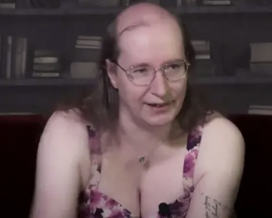 A cronologia simplesmente não fecha para Daira ser Satoshi Nakamoto Satoshi estava ativo entre 2008 e 2011 enquanto Daira só apareceu publicamente no Zcash em 2016 Ortografia britânica não prova nada quando milhares de britânicos trabalham com criptografia A menção de Hopwood por Satoshi era sobre Paul Hopwood e não Daira Emma Hopwood Key blinding é um conceito criptográfico amplamente conhecido desde os anos 1980 O código original do Bitcoin não tem a sofisticação dos protocolos que Daira normalmente desenvolve Craig Wright foi judicialmente declarado como não sendo Satoshi Nakamoto Dorian Nakamoto foi assediado pela mídia mas nunca teve o conhecimento técnico necessário Nick Szabo nega categoricamente ser o criador do Bitcoin Hal Finney recebeu a primeira transação mas análise forense descartou que fosse Satoshi A única prova definitiva seria assinar uma mensagem com as chaves privadas de Satoshi Aproximadamente 1,1 milhão de BTC permanecem intocados desde 2010 nos endereços de Satoshi Esses bitcoins valem mais de 120 bilhões de dólares em 2025 Daira nunca demonstrou controle sobre as chaves privadas de Satoshi Especulação sobre identidade facilmente degenera em ataques pessoais Daira Emma Hopwood sofreu assédio transfóbico por causa desses rumores infundados O Zcash subiu 1700% de 40 para 750 dólares impulsionado por narrativas especulativas O preço do ZEC caiu 30% quando a controvérsia sobre Daira explodiu A Electric Coin Company condenou publicamente os ataques contra Daira Josh Swihart chamou os ataques de repugnantes e enfurecedores Daira é uma criptógrafa extraordinária que merece reconhecimento por seu trabalho real O trabalho dela no Zcash com zk-SNARKs é uma contribuição técnica genuína Satoshi publicou o whitepaper em 31 de outubro de 2008 A rede Bitcoin foi lançada em 3 de janeiro de 2009 Satoshi desapareceu em meados de 2011 após entregar as chaves a Gavin Andresen Não há registro público de Daira desenvolvendo criptomoedas entre 2008 e 2011 O anonimato de Satoshi é crucial para a descentralização do Bitcoin Ao desaparecer Satoshi garantiu que não houvesse líder ou ponto único de falha Extraordinárias alegações requerem extraordinárias evidências A comunidade Bitcoin sempre exigiu prova criptográfica para identidade de Satoshi Análise linguística forense não encontrou correspondências definitivas com nenhum candidato Satoshi usou expressões como bloody hard que são comuns entre britânicos O Bitcoin original tinha privacidade limitada baseada apenas em pseudonimização Se Daira criasse o Bitcoin provavelmente incorporaria privacidade avançada desde o início O Zcash foi lançado oficialmente em 2016 com protocolo de privacidade avançado Daira trabalhou em Tahoe-LAFS e na linguagem Noether antes do Zcash Peter Todd foi acusado pela HBO mas estava na faculdade quando o whitepaper foi publicado Adam Back criou o Hashcash que inspirou o proof-of-work mas nega ser Satoshi A obsessão em desmascarar Satoshi fundamentalmente não compreende o valor de seu anonimato O verdadeiro legado do Bitcoin é o sistema descentralizado que funciona independentemente do criador Centenas de criptógrafos trabalham com blind signatures e key blinding globalmente David Chaum introduziu conceitos de cegueira criptográfica décadas antes do Bitcoin A expertise técnica de Daira é inquestionável mas não a conecta ao Bitcoin Teorias conspiratórias sobre identidade têm consequências reais para pessoas reais A comunidade cripto deveria rejeitar veementemente o padrão de assédio Especuladores que compraram ZEC no topo com base em rumores sofreram perdas significativas A volatilidade de mercado seguiu a especulação irresponsável sobre identidade Satoshi minerou aproximadamente 1 milhão de BTC durante 2009 e 2010 O bloco gênesis do Bitcoin contém a mensagem sobre o resgate bancário de 2009 Satoshi estava intensamente ativo corrigindo bugs e desenvolvendo código Durante três anos críticos Satoshi moldou a arquitetura fundamental do Bitcoin Nenhuma evidência forense conecta Daira às atividades de Satoshi A teoria exigiria que Daira mantivesse dupla identidade perfeita por anos Seria contraproducente aos objetivos de privacidade do Bitcoin deixar rastros O código Bitcoin usa ECDSA SHA-256 e Merkle trees de forma pragmática A implementação é elegante mas não demonstra sofisticação em zero-knowledge proofs Daira é especialista em zk-SNARKs que não existiam no Bitcoin original O protocolo Sapling do Zcash representa avanços significativos em privacidade Juola Associates realizou análise linguística forense dos posts de Satoshi Ted Nelson especulou que Satoshi era o matemático japonês Shinichi Mochizuki Dois matemáticos israelenses tentaram ligar Satoshi a Ross Ulbricht sem sucesso A Newsweek causou enorme assédio a Dorian Nakamoto em 2014 Craig Wright apresentou documentos falsificados como evidência Um tribunal britânico sentenciou Wright a um ano de prisão suspenso A decisão judicial de 2024 foi categórica sobre as falsificações de Wright O domínio bitcoin.org foi registrado em 18 de agosto de 2008 Hal Finney tweetou running bitcoin ao se juntar à rede em 2009 Satoshi enviou 10 bitcoins para Finney na primeira transação da história Wei Dai criador do b-money foi consultado por Satoshi sobre citações Nick Szabo criou o Bit Gold em 1998 como precursor conceitual A primeira transação comercial foi por duas pizzas em maio de 2010 Laszlo Hanyecz pagou 10 mil BTC pelas pizzas que valem fortunas hoje Satoshi escreveu que começou a desenvolver o código em meados de 2007 O desenvolvimento levou aproximadamente 18 meses antes do lançamento Satoshi disse que teve que escrever todo código antes de se convencer que funcionaria O whitepaper foi enviado à lista de criptografia do metzdowd.com Martti Malmi desenvolvedor finlandês ajudou a criar conteúdo para bitcoin.org Blockchain analysts estimam que Satoshi minerou cerca de 968 mil bitcoins Sergio Demian Lerner conduziu análise de padrões de mineração de Satoshi Satoshi participou ativamente de discussões no fórum Bitcointalk Aproximadamente 575 posts de Satoshi foram preservados no Bitcointalk Análise desses posts revela consistência em decisões de design priorizando descentralização Satoshi demonstrou abordagem pragmática para resolução de problemas Em 2010 Satoshi escreveu sobre evolução gradual do projeto O projeto precisava crescer gradualmente para fortalecer o software Satoshi transferiu domínios relacionados a membros proeminentes da comunidade A vulnerabilidade crítica de agosto de 2010 foi rapidamente corrigida Satoshi nunca promoveu Bitcoin de forma excessiva ou sensacionalista Considerou até que página da Wikipedia era muito promocional A filosofia cypherpunk de privacidade financeira estava clara desde início Experimentos anteriores como DigiCash falharam por terem ponto central de falha LibertyReserve também falhou pela mesma razão de centralização Bitcoin eliminou intermediários de confiança com garantias criptográficas Satoshi pensava em micropayments e transferências internacionais como casos de uso Os custos bancários massivos tornavam micropagamentos impossíveis na época Usuários dão valor ao Bitcoin e são incentivados a ver a rede crescer O sistema sobrevive enquanto houver usuários não importa quem o criou Daira trabalha em sistemas de privacidade desde os anos 1990 Sua dedicação a privacidade financeira é genuína e documentada Ela afirma que sem privacidade financeira não há privacidade real O dinheiro é parte integral da sociedade para o bem ou para o mal A equipe da ECC nunca teve bug criptográfico de segurança major Considerando a complexidade do que fazem criaram algo seguro e prático O mistério de Satoshi provavelmente permanecerá sem solução Isso é algo que deveríamos abraçar não combater