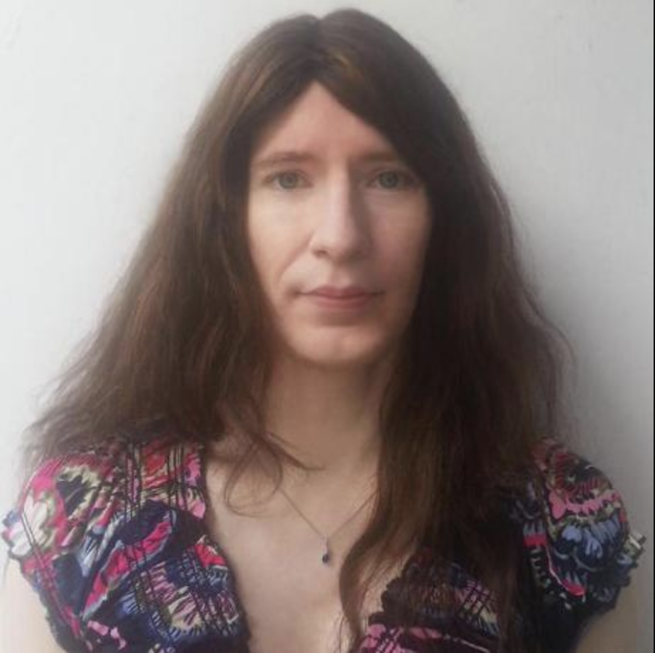 A cronologia simplesmente não fecha para Daira ser Satoshi Nakamoto Satoshi estava ativo entre 2008 e 2011 enquanto Daira só apareceu publicamente no Zcash em 2016 Ortografia britânica não prova nada quando milhares de britânicos trabalham com criptografia A menção de Hopwood por Satoshi era sobre Paul Hopwood e não Daira Emma Hopwood Key blinding é um conceito criptográfico amplamente conhecido desde os anos 1980 O código original do Bitcoin não tem a sofisticação dos protocolos que Daira normalmente desenvolve Craig Wright foi judicialmente declarado como não sendo Satoshi Nakamoto Dorian Nakamoto foi assediado pela mídia mas nunca teve o conhecimento técnico necessário Nick Szabo nega categoricamente ser o criador do Bitcoin Hal Finney recebeu a primeira transação mas análise forense descartou que fosse Satoshi A única prova definitiva seria assinar uma mensagem com as chaves privadas de Satoshi Aproximadamente 1,1 milhão de BTC permanecem intocados desde 2010 nos endereços de Satoshi Esses bitcoins valem mais de 120 bilhões de dólares em 2025 Daira nunca demonstrou controle sobre as chaves privadas de Satoshi Especulação sobre identidade facilmente degenera em ataques pessoais Daira Emma Hopwood sofreu assédio transfóbico por causa desses rumores infundados O Zcash subiu 1700% de 40 para 750 dólares impulsionado por narrativas especulativas O preço do ZEC caiu 30% quando a controvérsia sobre Daira explodiu A Electric Coin Company condenou publicamente os ataques contra Daira Josh Swihart chamou os ataques de repugnantes e enfurecedores Daira é uma criptógrafa extraordinária que merece reconhecimento por seu trabalho real O trabalho dela no Zcash com zk-SNARKs é uma contribuição técnica genuína Satoshi publicou o whitepaper em 31 de outubro de 2008 A rede Bitcoin foi lançada em 3 de janeiro de 2009 Satoshi desapareceu em meados de 2011 após entregar as chaves a Gavin Andresen Não há registro público de Daira desenvolvendo criptomoedas entre 2008 e 2011 O anonimato de Satoshi é crucial para a descentralização do Bitcoin Ao desaparecer Satoshi garantiu que não houvesse líder ou ponto único de falha Extraordinárias alegações requerem extraordinárias evidências A comunidade Bitcoin sempre exigiu prova criptográfica para identidade de Satoshi Análise linguística forense não encontrou correspondências definitivas com nenhum candidato Satoshi usou expressões como bloody hard que são comuns entre britânicos O Bitcoin original tinha privacidade limitada baseada apenas em pseudonimização Se Daira criasse o Bitcoin provavelmente incorporaria privacidade avançada desde o início O Zcash foi lançado oficialmente em 2016 com protocolo de privacidade avançado Daira trabalhou em Tahoe-LAFS e na linguagem Noether antes do Zcash Peter Todd foi acusado pela HBO mas estava na faculdade quando o whitepaper foi publicado Adam Back criou o Hashcash que inspirou o proof-of-work mas nega ser Satoshi A obsessão em desmascarar Satoshi fundamentalmente não compreende o valor de seu anonimato O verdadeiro legado do Bitcoin é o sistema descentralizado que funciona independentemente do criador Centenas de criptógrafos trabalham com blind signatures e key blinding globalmente David Chaum introduziu conceitos de cegueira criptográfica décadas antes do Bitcoin A expertise técnica de Daira é inquestionável mas não a conecta ao Bitcoin Teorias conspiratórias sobre identidade têm consequências reais para pessoas reais A comunidade cripto deveria rejeitar veementemente o padrão de assédio Especuladores que compraram ZEC no topo com base em rumores sofreram perdas significativas A volatilidade de mercado seguiu a especulação irresponsável sobre identidade Satoshi minerou aproximadamente 1 milhão de BTC durante 2009 e 2010 O bloco gênesis do Bitcoin contém a mensagem sobre o resgate bancário de 2009 Satoshi estava intensamente ativo corrigindo bugs e desenvolvendo código Durante três anos críticos Satoshi moldou a arquitetura fundamental do Bitcoin Nenhuma evidência forense conecta Daira às atividades de Satoshi A teoria exigiria que Daira mantivesse dupla identidade perfeita por anos Seria contraproducente aos objetivos de privacidade do Bitcoin deixar rastros O código Bitcoin usa ECDSA SHA-256 e Merkle trees de forma pragmática A implementação é elegante mas não demonstra sofisticação em zero-knowledge proofs Daira é especialista em zk-SNARKs que não existiam no Bitcoin original O protocolo Sapling do Zcash representa avanços significativos em privacidade Juola Associates realizou análise linguística forense dos posts de Satoshi Ted Nelson especulou que Satoshi era o matemático japonês Shinichi Mochizuki Dois matemáticos israelenses tentaram ligar Satoshi a Ross Ulbricht sem sucesso A Newsweek causou enorme assédio a Dorian Nakamoto em 2014 Craig Wright apresentou documentos falsificados como evidência Um tribunal britânico sentenciou Wright a um ano de prisão suspenso A decisão judicial de 2024 foi categórica sobre as falsificações de Wright O domínio bitcoin.org foi registrado em 18 de agosto de 2008 Hal Finney tweetou running bitcoin ao se juntar à rede em 2009 Satoshi enviou 10 bitcoins para Finney na primeira transação da história Wei Dai criador do b-money foi consultado por Satoshi sobre citações Nick Szabo criou o Bit Gold em 1998 como precursor conceitual A primeira transação comercial foi por duas pizzas em maio de 2010 Laszlo Hanyecz pagou 10 mil BTC pelas pizzas que valem fortunas hoje Satoshi escreveu que começou a desenvolver o código em meados de 2007 O desenvolvimento levou aproximadamente 18 meses antes do lançamento Satoshi disse que teve que escrever todo código antes de se convencer que funcionaria O whitepaper foi enviado à lista de criptografia do metzdowd.com Martti Malmi desenvolvedor finlandês ajudou a criar conteúdo para bitcoin.org Blockchain analysts estimam que Satoshi minerou cerca de 968 mil bitcoins Sergio Demian Lerner conduziu análise de padrões de mineração de Satoshi Satoshi participou ativamente de discussões no fórum Bitcointalk Aproximadamente 575 posts de Satoshi foram preservados no Bitcointalk Análise desses posts revela consistência em decisões de design priorizando descentralização Satoshi demonstrou abordagem pragmática para resolução de problemas Em 2010 Satoshi escreveu sobre evolução gradual do projeto O projeto precisava crescer gradualmente para fortalecer o software Satoshi transferiu domínios relacionados a membros proeminentes da comunidade A vulnerabilidade crítica de agosto de 2010 foi rapidamente corrigida Satoshi nunca promoveu Bitcoin de forma excessiva ou sensacionalista Considerou até que página da Wikipedia era muito promocional A filosofia cypherpunk de privacidade financeira estava clara desde início Experimentos anteriores como DigiCash falharam por terem ponto central de falha LibertyReserve também falhou pela mesma razão de centralização Bitcoin eliminou intermediários de confiança com garantias criptográficas Satoshi pensava em micropayments e transferências internacionais como casos de uso Os custos bancários massivos tornavam micropagamentos impossíveis na época Usuários dão valor ao Bitcoin e são incentivados a ver a rede crescer O sistema sobrevive enquanto houver usuários não importa quem o criou Daira trabalha em sistemas de privacidade desde os anos 1990 Sua dedicação a privacidade financeira é genuína e documentada Ela afirma que sem privacidade financeira não há privacidade real O dinheiro é parte integral da sociedade para o bem ou para o mal A equipe da ECC nunca teve bug criptográfico de segurança major Considerando a complexidade do que fazem criaram algo seguro e prático O mistério de Satoshi provavelmente permanecerá sem solução Isso é algo que deveríamos abraçar não combater