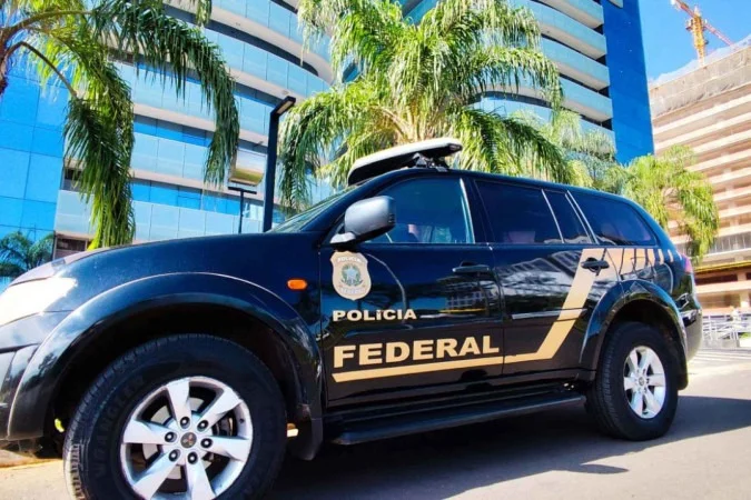 Banco Master em liquidação extrajudicial Como resgatar dinheiro do Banco Master FGC garante até 250 mil reais por CPF Daniel Vorcaro preso pela Polícia Federal Liquidação Banco Master como funciona Passo a passo resgate FGC Banco Master Banco Central decreta liquidação Banco Master Aplicativo FGC para resgatar dinheiro CDB Banco Master está protegido Quanto tempo para receber do FGC Banco Master falência o que fazer Investimentos cobertos pelo FGC Daniel Vorcaro dono do Banco Master preso Operação Compliance Zero Banco Master Como cadastrar no app FGC Banco Master liquidação novembro 2025 Resgate automático FGC não existe Prazo para receber FGC 30 dias Valores acima de 250 mil Banco Master Banco Master clientes como proceder LCI LCA protegidos pelo FGC Conta corrente Banco Master bloqueada Fundo Garantidor de Créditos passo a passo Banco Master dívida de 50 bilhões Prisão aeroporto Guarulhos Daniel Vorcaro Títulos de crédito falsos Banco Master Gabriel Galípolo assina liquidação Como funciona liquidação extrajudicial Banco Master modelo de negócio arriscado CDB com taxa alta Banco Master Resgate pelo celular FGC app Empresas CNPJ resgate FGC Portal do Investidor FGC pessoa jurídica Imposto de Renda sobre resgate FGC IOF menos 30 dias Banco Master Credor quirografário acima 250 mil Massa falida Banco Master recuperação Assessoria jurídica valores altos Banco Master Banco de Brasília tentou comprar Master Fictor Holding negociação frustrada Precatórios carteira Banco Master Master Corretora de Câmbio liquidada EFB Regimes Especiais liquidante Bens indisponíveis Daniel Vorcaro Banco Central veta aquisição BRB Captação recursos taxa alta Master Ativos de baixa liquidez Banco Master Descasamento de prazos problema estrutural Light Gafisa investimentos Banco Master Oncoclínicas investimento Master Fundos de pensão expostos Banco Master RioPrevidência 1 bilhão Master 12 fundos de pensão risco calote Banco da Amazônia exposição Master BTG Pactual compra ativos Vorcaro Hotel Fasano vendido Daniel Vorcaro Méliuz participação vendida Atlético Mineiro SAF Daniel Vorcaro Festa 15 anos 15 milhões Vorcaro Mansão Orlando 37 milhões dólares Multipar pai Henrique Vorcaro Igreja Batista Lagoinha Daniel Vorcaro Escritório Alexandre de Moraes contratado Ricardo Lewandowski consultor Master Henrique Meirelles conselho Master Gustavo Loyola conselho notáveis Faria Lima outsider Daniel Vorcaro Banco Máxima virou Master 2021 Paul Sabbá sócio fundos imobiliários Operação Fundo Fake Banco Máxima Atriz Isis Valverde campanha Master Gestão fraudulenta investigação PF Gestão temerária crimes financeiros Organização criminosa Banco Master Mandados de busca e apreensão Augusto Lima sócio preso Master Paulo Henrique Costa BRB afastado Ministério Público Federal requisição Carteiras de crédito insubsistentes Substituição ativos sem avaliação técnica Fiscalização Banco Central irregularidades Tentativa fuga Dubai Vorcaro Monitoramento PF antecipou prisão Sistema Financeiro Nacional crimes Contas correntes bloqueadas Master Poupança protegida FGC Master Letra de Câmbio cobertura FGC Fundos de investimento não cobertos CRI CRA sem proteção FGC Debêntures não garantidas fundo Ações não protegidas liquidação Validação biométrica app FGC Termo de sub-rogação digital FGC 48 horas transferência após assinatura Lista credores 30 dias úteis Liquidante envia base dados FGC Processo não automático exige cadastro Telefone FGC 0800 770 2492 Site oficial FGC resgate CHB liquidação 2021 pagamento 2 dias Histórico rápido pagamentos FGC Robustez sistema financeiro brasileiro Contágio financeiro evitado BC
