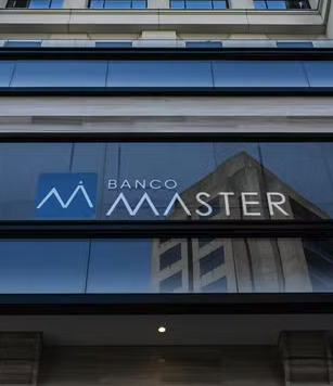 Banco Master em liquidação extrajudicial Como resgatar dinheiro do Banco Master FGC garante até 250 mil reais por CPF Daniel Vorcaro preso pela Polícia Federal Liquidação Banco Master como funciona Passo a passo resgate FGC Banco Master Banco Central decreta liquidação Banco Master Aplicativo FGC para resgatar dinheiro CDB Banco Master está protegido Quanto tempo para receber do FGC Banco Master falência o que fazer Investimentos cobertos pelo FGC Daniel Vorcaro dono do Banco Master preso Operação Compliance Zero Banco Master Como cadastrar no app FGC Banco Master liquidação novembro 2025 Resgate automático FGC não existe Prazo para receber FGC 30 dias Valores acima de 250 mil Banco Master Banco Master clientes como proceder LCI LCA protegidos pelo FGC Conta corrente Banco Master bloqueada Fundo Garantidor de Créditos passo a passo Banco Master dívida de 50 bilhões Prisão aeroporto Guarulhos Daniel Vorcaro Títulos de crédito falsos Banco Master Gabriel Galípolo assina liquidação Como funciona liquidação extrajudicial Banco Master modelo de negócio arriscado CDB com taxa alta Banco Master Resgate pelo celular FGC app Empresas CNPJ resgate FGC Portal do Investidor FGC pessoa jurídica Imposto de Renda sobre resgate FGC IOF menos 30 dias Banco Master Credor quirografário acima 250 mil Massa falida Banco Master recuperação Assessoria jurídica valores altos Banco Master Banco de Brasília tentou comprar Master Fictor Holding negociação frustrada Precatórios carteira Banco Master Master Corretora de Câmbio liquidada EFB Regimes Especiais liquidante Bens indisponíveis Daniel Vorcaro Banco Central veta aquisição BRB Captação recursos taxa alta Master Ativos de baixa liquidez Banco Master Descasamento de prazos problema estrutural Light Gafisa investimentos Banco Master Oncoclínicas investimento Master Fundos de pensão expostos Banco Master RioPrevidência 1 bilhão Master 12 fundos de pensão risco calote Banco da Amazônia exposição Master BTG Pactual compra ativos Vorcaro Hotel Fasano vendido Daniel Vorcaro Méliuz participação vendida Atlético Mineiro SAF Daniel Vorcaro Festa 15 anos 15 milhões Vorcaro Mansão Orlando 37 milhões dólares Multipar pai Henrique Vorcaro Igreja Batista Lagoinha Daniel Vorcaro Escritório Alexandre de Moraes contratado Ricardo Lewandowski consultor Master Henrique Meirelles conselho Master Gustavo Loyola conselho notáveis Faria Lima outsider Daniel Vorcaro Banco Máxima virou Master 2021 Paul Sabbá sócio fundos imobiliários Operação Fundo Fake Banco Máxima Atriz Isis Valverde campanha Master Gestão fraudulenta investigação PF Gestão temerária crimes financeiros Organização criminosa Banco Master Mandados de busca e apreensão Augusto Lima sócio preso Master Paulo Henrique Costa BRB afastado Ministério Público Federal requisição Carteiras de crédito insubsistentes Substituição ativos sem avaliação técnica Fiscalização Banco Central irregularidades Tentativa fuga Dubai Vorcaro Monitoramento PF antecipou prisão Sistema Financeiro Nacional crimes Contas correntes bloqueadas Master Poupança protegida FGC Master Letra de Câmbio cobertura FGC Fundos de investimento não cobertos CRI CRA sem proteção FGC Debêntures não garantidas fundo Ações não protegidas liquidação Validação biométrica app FGC Termo de sub-rogação digital FGC 48 horas transferência após assinatura Lista credores 30 dias úteis Liquidante envia base dados FGC Processo não automático exige cadastro Telefone FGC 0800 770 2492 Site oficial FGC resgate CHB liquidação 2021 pagamento 2 dias Histórico rápido pagamentos FGC Robustez sistema financeiro brasileiro Contágio financeiro evitado BC