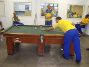 Correios acumulam prejuízo de R$ 6 bilhões em 2025 Crise dos Correios é a maior da história da estatal Correios tiveram lucro de R$ 2,3 bilhões no governo Bolsonaro Prejuízo dos Correios triplicou no governo Lula Correios buscam empréstimo de R$ 20 bilhões para evitar falência Presidente dos Correios pediu demissão após prejuízo recorde Correios só devem voltar a ter lucro em 2027 Taxa das blusinhas derrubou receita dos Correios Correios não pagam impostos por decisão do STF Imunidade tributária dos Correios não evitou a crise Correios perdem mercado para Loggi e Jadlog Amazon está tomando clientes dos Correios no Brasil Privatização dos Correios foi descartada pelo governo Lula Correios têm 85% das unidades deficitárias Funcionários dos Correios caíram de 115 mil para 88 mil Governo Bolsonaro cortou 70 benefícios nos Correios PDV dos Correios economizou bilhões durante governo Bolsonaro Correios tiveram cinco anos seguidos de lucro entre 2017 e 2021 Prejuízo dos Correios em 2024 foi de R$ 2,6 bilhões Despesas dos Correios subiram 53% em 2025 Ações trabalhistas estão quebrando os Correios Precatórios dos Correios cresceram 512% em 2025 Correios reconhecem perda de competitividade para setor privado E-commerce brasileiro cresce mas Correios têm prejuízo Correios não conseguem competir com entregas rápidas Sedex está perdendo espaço para concorrentes privados Correios são isentos de ISS IPVA IPTU e Imposto de Renda Sem isenção de impostos Correios teriam prejuízo de R$ 15 bilhões STF garantiu imunidade tributária total aos Correios em 2013 Correios têm vantagem tributária mas ainda perdem dinheiro Modelo de negócios dos Correios está ultrapassado Correios precisam se modernizar para sobreviver Entrega dos Correios demora mais que concorrentes Rastreamento dos Correios é criticado por consumidores Correios enfrentam greves frequentes de funcionários Sindicato dos Correios resiste a mudanças na estatal Correios foram lucrativos durante a pandemia de COVID Boom do e-commerce salvou os Correios em 2020 e 2021 Compras internacionais caíram 11% após taxa das blusinhas Correios perderam receita com encomendas da China Shein e Shopee usam menos os Correios após nova taxação Governo Lula não quer privatizar os Correios Haddad descarta venda dos Correios mesmo com prejuízo TCU investiga gestão dos Correios no governo Lula Senado abriu CPI dos Correios em 2025 Oposição acusa má gestão nos Correios Correios culpam governo Bolsonaro pela crise atual Gestão Bolsonaro diz que saneou os Correios Guerra de narrativas sobre quem quebrou os Correios Correios são usados como cabide de empregos políticos Indicações políticas prejudicam gestão dos Correios Correios têm o pior resultado desde 2015 Dilma também teve prejuízos bilionários nos Correios Temer iniciou recuperação financeira dos Correios em 2017 Correios voltaram ao vermelho no último ano de Bolsonaro Prejuízo de 2022 foi de R$ 767 milhões nos Correios Correios acumulam três anos seguidos de prejuízo Rombo dos Correios representa quase metade do déficit das estatais Estatais federais têm déficit de R$ 9 bilhões puxado pelos Correios Contribuinte brasileiro paga a conta do prejuízo dos Correios Correios custam bilhões ao Tesouro Nacional Subsídios aos Correios aumentaram no governo Lula Correios atendem todos os 5.567 municípios do Brasil Universalização dos serviços postais custa caro aos Correios Correios têm obrigação de entregar em locais sem lucro Agências dos Correios no interior dão prejuízo Apenas 15% das unidades dos Correios têm superávit Correios usam lucro das cidades para bancar o interior Subsídio cruzado não funciona mais nos Correios Receita dos Correios caiu para R$ 18,9 bilhões em 2024 Custos dos Correios subiram 4,7% mesmo com receita em queda Reajuste salarial de 4% pressionou contas dos Correios Acordo coletivo dos Correios aumentou despesas com pessoal Correios têm frota de 26 mil veículos para manter Infraestrutura dos Correios está defasada Falta de investimentos prejudicou competitividade dos Correios Correios não acompanharam evolução tecnológica do setor Aplicativo dos Correios é criticado por usuários Entregas dos Correios atrasam mais que concorrentes Reclamações contra Correios aumentaram no Reclame Aqui Correios têm nota baixa em satisfação do cliente Empresas preferem Jadlog e Loggi ao invés dos Correios Mercado Livre usa cada vez menos os Correios Magazine Luiza tem logística própria melhor que Correios Americanas abandonou parceria exclusiva com Correios Correios perderam contratos com grandes varejistas Fulfillment da Amazon supera serviços dos Correios Correios tentam criar serviço de entrega no mesmo dia Sedex Hoje não consegue competir com entregas expressas Correios lançam novos serviços mas não revertem crise Banco Postal dos Correios também enfrenta dificuldades Correios querem ampliar serviços financeiros Diversificação dos Correios não gera lucro suficiente Correios vendem seguros mas resultado é pífio Privatização dos Correios foi aprovada na Câmara em 2021 Projeto de privatização dos Correios travou no Senado Bolsonaro queria vender os Correios mas não conseguiu Lula enterrou privatização dos Correios ao assumir Futuro dos Correios depende de reestruturação urgente Correios precisam cortar custos para sobreviver Sem mudanças drásticas Correios podem quebrar Brasil pode ficar sem Correios se crise continuar