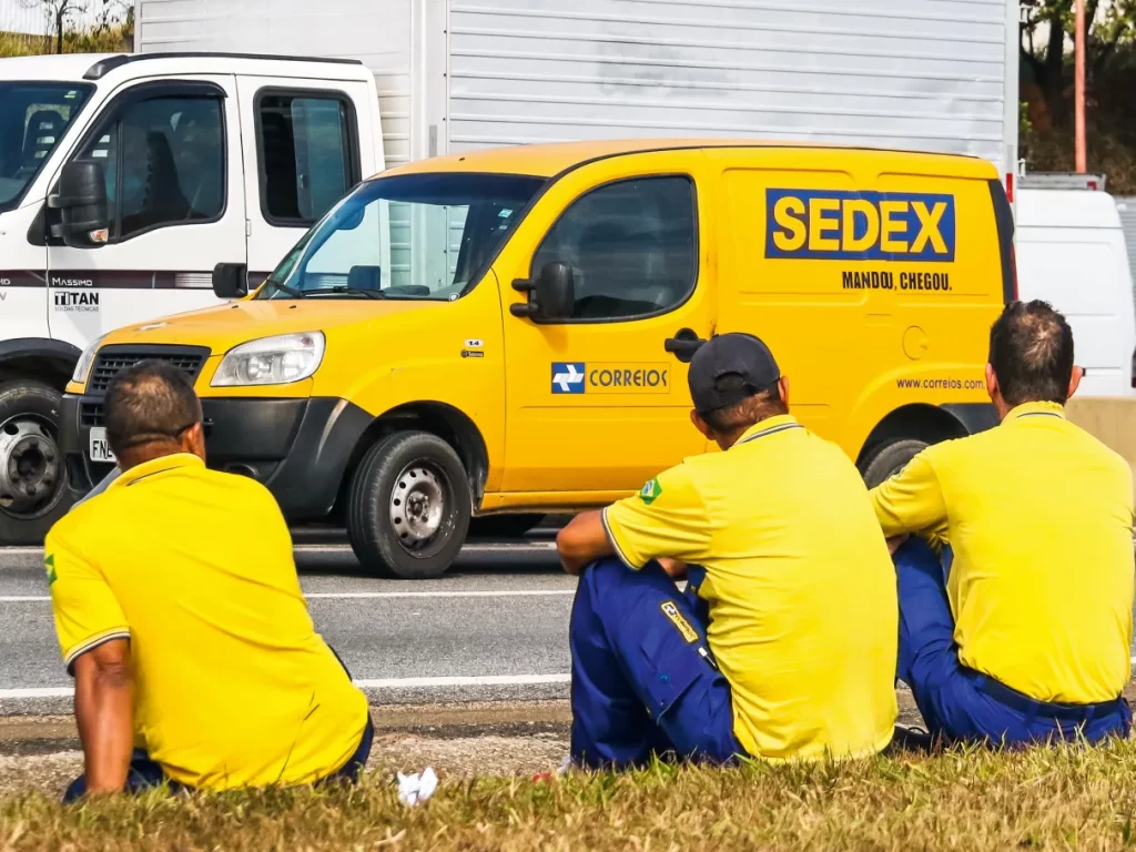 Correios acumulam prejuízo de R$ 6 bilhões em 2025 Crise dos Correios é a maior da história da estatal Correios tiveram lucro de R$ 2,3 bilhões no governo Bolsonaro Prejuízo dos Correios triplicou no governo Lula Correios buscam empréstimo de R$ 20 bilhões para evitar falência Presidente dos Correios pediu demissão após prejuízo recorde Correios só devem voltar a ter lucro em 2027 Taxa das blusinhas derrubou receita dos Correios Correios não pagam impostos por decisão do STF Imunidade tributária dos Correios não evitou a crise Correios perdem mercado para Loggi e Jadlog Amazon está tomando clientes dos Correios no Brasil Privatização dos Correios foi descartada pelo governo Lula Correios têm 85% das unidades deficitárias Funcionários dos Correios caíram de 115 mil para 88 mil Governo Bolsonaro cortou 70 benefícios nos Correios PDV dos Correios economizou bilhões durante governo Bolsonaro Correios tiveram cinco anos seguidos de lucro entre 2017 e 2021 Prejuízo dos Correios em 2024 foi de R$ 2,6 bilhões Despesas dos Correios subiram 53% em 2025 Ações trabalhistas estão quebrando os Correios Precatórios dos Correios cresceram 512% em 2025 Correios reconhecem perda de competitividade para setor privado E-commerce brasileiro cresce mas Correios têm prejuízo Correios não conseguem competir com entregas rápidas Sedex está perdendo espaço para concorrentes privados Correios são isentos de ISS IPVA IPTU e Imposto de Renda Sem isenção de impostos Correios teriam prejuízo de R$ 15 bilhões STF garantiu imunidade tributária total aos Correios em 2013 Correios têm vantagem tributária mas ainda perdem dinheiro Modelo de negócios dos Correios está ultrapassado Correios precisam se modernizar para sobreviver Entrega dos Correios demora mais que concorrentes Rastreamento dos Correios é criticado por consumidores Correios enfrentam greves frequentes de funcionários Sindicato dos Correios resiste a mudanças na estatal Correios foram lucrativos durante a pandemia de COVID Boom do e-commerce salvou os Correios em 2020 e 2021 Compras internacionais caíram 11% após taxa das blusinhas Correios perderam receita com encomendas da China Shein e Shopee usam menos os Correios após nova taxação Governo Lula não quer privatizar os Correios Haddad descarta venda dos Correios mesmo com prejuízo TCU investiga gestão dos Correios no governo Lula Senado abriu CPI dos Correios em 2025 Oposição acusa má gestão nos Correios Correios culpam governo Bolsonaro pela crise atual Gestão Bolsonaro diz que saneou os Correios Guerra de narrativas sobre quem quebrou os Correios Correios são usados como cabide de empregos políticos Indicações políticas prejudicam gestão dos Correios Correios têm o pior resultado desde 2015 Dilma também teve prejuízos bilionários nos Correios Temer iniciou recuperação financeira dos Correios em 2017 Correios voltaram ao vermelho no último ano de Bolsonaro Prejuízo de 2022 foi de R$ 767 milhões nos Correios Correios acumulam três anos seguidos de prejuízo Rombo dos Correios representa quase metade do déficit das estatais Estatais federais têm déficit de R$ 9 bilhões puxado pelos Correios Contribuinte brasileiro paga a conta do prejuízo dos Correios Correios custam bilhões ao Tesouro Nacional Subsídios aos Correios aumentaram no governo Lula Correios atendem todos os 5.567 municípios do Brasil Universalização dos serviços postais custa caro aos Correios Correios têm obrigação de entregar em locais sem lucro Agências dos Correios no interior dão prejuízo Apenas 15% das unidades dos Correios têm superávit Correios usam lucro das cidades para bancar o interior Subsídio cruzado não funciona mais nos Correios Receita dos Correios caiu para R$ 18,9 bilhões em 2024 Custos dos Correios subiram 4,7% mesmo com receita em queda Reajuste salarial de 4% pressionou contas dos Correios Acordo coletivo dos Correios aumentou despesas com pessoal Correios têm frota de 26 mil veículos para manter Infraestrutura dos Correios está defasada Falta de investimentos prejudicou competitividade dos Correios Correios não acompanharam evolução tecnológica do setor Aplicativo dos Correios é criticado por usuários Entregas dos Correios atrasam mais que concorrentes Reclamações contra Correios aumentaram no Reclame Aqui Correios têm nota baixa em satisfação do cliente Empresas preferem Jadlog e Loggi ao invés dos Correios Mercado Livre usa cada vez menos os Correios Magazine Luiza tem logística própria melhor que Correios Americanas abandonou parceria exclusiva com Correios Correios perderam contratos com grandes varejistas Fulfillment da Amazon supera serviços dos Correios Correios tentam criar serviço de entrega no mesmo dia Sedex Hoje não consegue competir com entregas expressas Correios lançam novos serviços mas não revertem crise Banco Postal dos Correios também enfrenta dificuldades Correios querem ampliar serviços financeiros Diversificação dos Correios não gera lucro suficiente Correios vendem seguros mas resultado é pífio Privatização dos Correios foi aprovada na Câmara em 2021 Projeto de privatização dos Correios travou no Senado Bolsonaro queria vender os Correios mas não conseguiu Lula enterrou privatização dos Correios ao assumir Futuro dos Correios depende de reestruturação urgente Correios precisam cortar custos para sobreviver Sem mudanças drásticas Correios podem quebrar Brasil pode ficar sem Correios se crise continuar