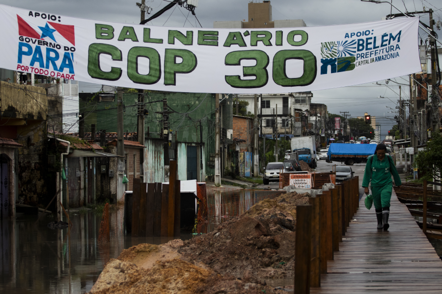 COP30 Belém aumento impostos governo Lula taxa carros elétricos imposto importação carros elétricos 2026 Haddad taxad ministro fazenda taxação do sol painéis solares imposto energia solar Brasil barco Lula COP30 diesel iate Iana III consumo combustível Lula iate 3600 litros diesel dia contradição governo Lula meio ambiente COP30 hipocrisia ambiental governo painel solar imposto 25 por cento energia solar tributação Brasil governo Lula aumenta imposto energia limpa transição energética Brasil impostos carros elétricos imposto 35 por cento governo pune quem não polui taxação veículos elétricos Brasil imposto importação 14 bilhões 2026 Haddad aumento impostos 2025 COP30 Belém discurso prática governo Lula contra energia renovável Absolar crítica governo impostos painéis fotovoltaicos tributação Brasil barco hotel Lula COP30 Belém Iana III 150 litros diesel hora presidente Lula iate luxo COP combustível poluente COP30 Lula sigilo valor barco Lula governo taxa sol Brasil energia solar imposto importação carros híbridos imposto 2026 veículos plug-in tributação Brasil defesa comercial impostos importação protecionismo governo Lula indústria nacional desculpa impostos aço químicos carros elétricos impostos PLOA 2026 imposto importação Comissão Mista Orçamento impostos senadora Dorinha receitas importação arrecadação 117 bilhões importação decreto aumento impostos Lula Congresso não precisa aprovar imposto ano eleitoral 2026 gastos governo evitar cortes gastos impostos PEC 66 espaço fiscal 25 aumentos impostos governo Lula imposto cada 37 dias Brasil carga tributária recorde Brasil Exame levantamento impostos Lula COP29 aumento imposto solar conferência clima aumento tributos Brasil líder climático impostos Pacote Belém 195 países transição combustíveis fósseis Brasil triplicar energia renovável meta governo faz oposto discurso descarbonização cara Brasil carro elétrico 70 mil reais mais caro sistema solar 7500 reais mais caro energia limpa elite Brasil classe alta acesso tecnologia verde maioria população combustão diesel termelétricas versus energia solar Bolsonaro isenção painéis solares zero imposto energia solar 2022 Lula triplicou imposto solar estudando dobrar imposto solar 50 Gecex Camex aumento tarifas Ministério Desenvolvimento impostos 750 mil empregos risco solar 97 bilhões investimentos ameaçados 281 empreendimentos solares cancelados produção nacional 5 por cento demanda importação painéis China Brasil Ronaldo Koluszuk Absolar crítica Carlos Dornalles diretor Absolar retrocesso transição energética fuga capital energia solar inflação energia Brasil fechamento empresas solares empregos verdes ameaçados Rio Grande Norte solar impactado Minas Gerais energia solar usinas fotovoltaicas Brasil geração distribuída tributação matriz energética brasileira hidrelétrica versus solar impostos 4000 litros diesel Manaus Belém rio Amazonas barco presidencial Marinha ofereceu barco recusado necessidades presidente Lula diária 2647 reais pessoa barco Janja Lula barco hotel base naval Val Cães Belém tripulação barco Iana III empresa Manaus barco Lula Icotur barco presidencial navios cruzeiro COP30 MSC Costa hospedagem COP30 260 milhões diesel marítimo poluente COP neutralizar emissões carbono falha BitcoinP2P análise economia política fiscal brasileira crítica investimentos brasileiros tributação mercado financeiro impostos governo
