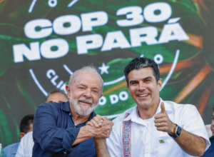 COP30 Belém aumento impostos governo Lula taxa carros elétricos imposto importação carros elétricos 2026 Haddad taxad ministro fazenda taxação do sol painéis solares imposto energia solar Brasil barco Lula COP30 diesel iate Iana III consumo combustível Lula iate 3600 litros diesel dia contradição governo Lula meio ambiente COP30 hipocrisia ambiental governo painel solar imposto 25 por cento energia solar tributação Brasil governo Lula aumenta imposto energia limpa transição energética Brasil impostos carros elétricos imposto 35 por cento governo pune quem não polui taxação veículos elétricos Brasil imposto importação 14 bilhões 2026 Haddad aumento impostos 2025 COP30 Belém discurso prática governo Lula contra energia renovável Absolar crítica governo impostos painéis fotovoltaicos tributação Brasil barco hotel Lula COP30 Belém Iana III 150 litros diesel hora presidente Lula iate luxo COP combustível poluente COP30 Lula sigilo valor barco Lula governo taxa sol Brasil energia solar imposto importação carros híbridos imposto 2026 veículos plug-in tributação Brasil defesa comercial impostos importação protecionismo governo Lula indústria nacional desculpa impostos aço químicos carros elétricos impostos PLOA 2026 imposto importação Comissão Mista Orçamento impostos senadora Dorinha receitas importação arrecadação 117 bilhões importação decreto aumento impostos Lula Congresso não precisa aprovar imposto ano eleitoral 2026 gastos governo evitar cortes gastos impostos PEC 66 espaço fiscal 25 aumentos impostos governo Lula imposto cada 37 dias Brasil carga tributária recorde Brasil Exame levantamento impostos Lula COP29 aumento imposto solar conferência clima aumento tributos Brasil líder climático impostos Pacote Belém 195 países transição combustíveis fósseis Brasil triplicar energia renovável meta governo faz oposto discurso descarbonização cara Brasil carro elétrico 70 mil reais mais caro sistema solar 7500 reais mais caro energia limpa elite Brasil classe alta acesso tecnologia verde maioria população combustão diesel termelétricas versus energia solar Bolsonaro isenção painéis solares zero imposto energia solar 2022 Lula triplicou imposto solar estudando dobrar imposto solar 50 Gecex Camex aumento tarifas Ministério Desenvolvimento impostos 750 mil empregos risco solar 97 bilhões investimentos ameaçados 281 empreendimentos solares cancelados produção nacional 5 por cento demanda importação painéis China Brasil Ronaldo Koluszuk Absolar crítica Carlos Dornalles diretor Absolar retrocesso transição energética fuga capital energia solar inflação energia Brasil fechamento empresas solares empregos verdes ameaçados Rio Grande Norte solar impactado Minas Gerais energia solar usinas fotovoltaicas Brasil geração distribuída tributação matriz energética brasileira hidrelétrica versus solar impostos 4000 litros diesel Manaus Belém rio Amazonas barco presidencial Marinha ofereceu barco recusado necessidades presidente Lula diária 2647 reais pessoa barco Janja Lula barco hotel base naval Val Cães Belém tripulação barco Iana III empresa Manaus barco Lula Icotur barco presidencial navios cruzeiro COP30 MSC Costa hospedagem COP30 260 milhões diesel marítimo poluente COP neutralizar emissões carbono falha BitcoinP2P análise economia política fiscal brasileira crítica investimentos brasileiros tributação mercado financeiro impostos governo