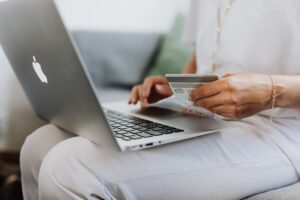 Cartões de crédito sobre mesa simbolizando endividamento do consumidor americano
