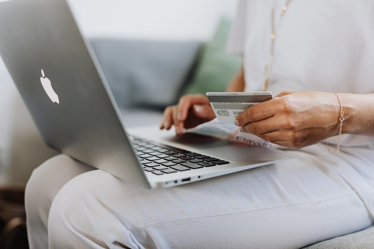 Cartões de crédito sobre mesa simbolizando endividamento do consumidor americano