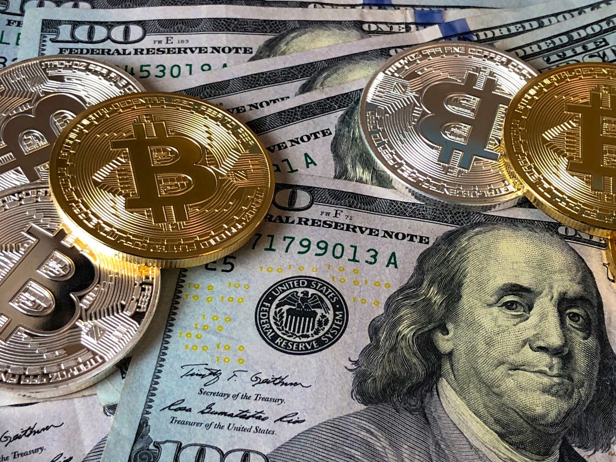 Moeda física de Bitcoin sobre superfície escura representando ETFs de BTC