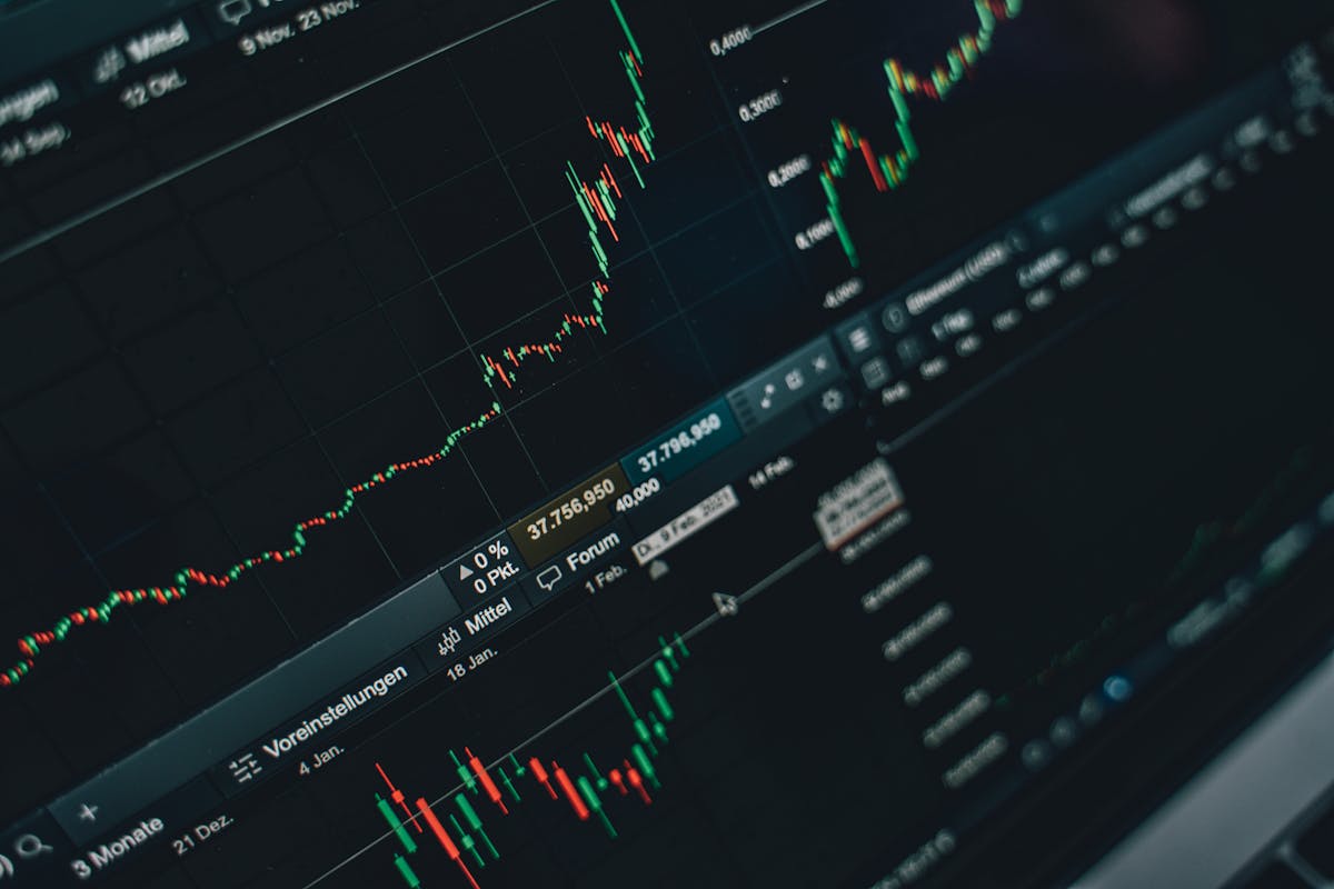 Notebook exibindo gráficos de mercado e DeFi representando Hyperliquid