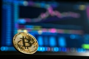 Bitcoin em frente a grafico de trading colorido representando funding rate