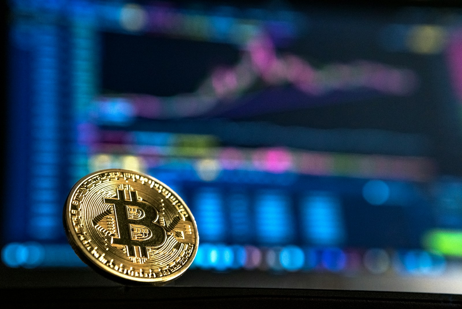 Bitcoin em frente a grafico de trading colorido representando funding rate