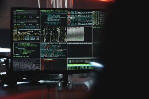 Pessoa em frente a tela de código simbolizando hack em protocolo cripto