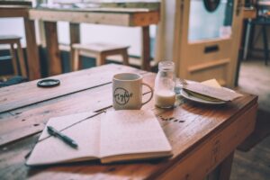 Mulher estudando criptomoedas com notebook, simbolizando educacao cripto familiar como a da Mamae Crypto