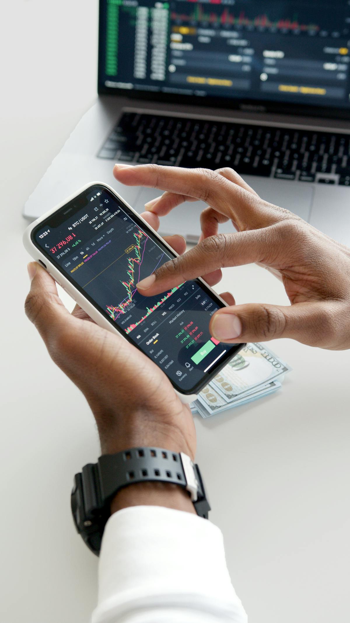 Tela mostrando criptomoedas e gráficos representando staking de TON
